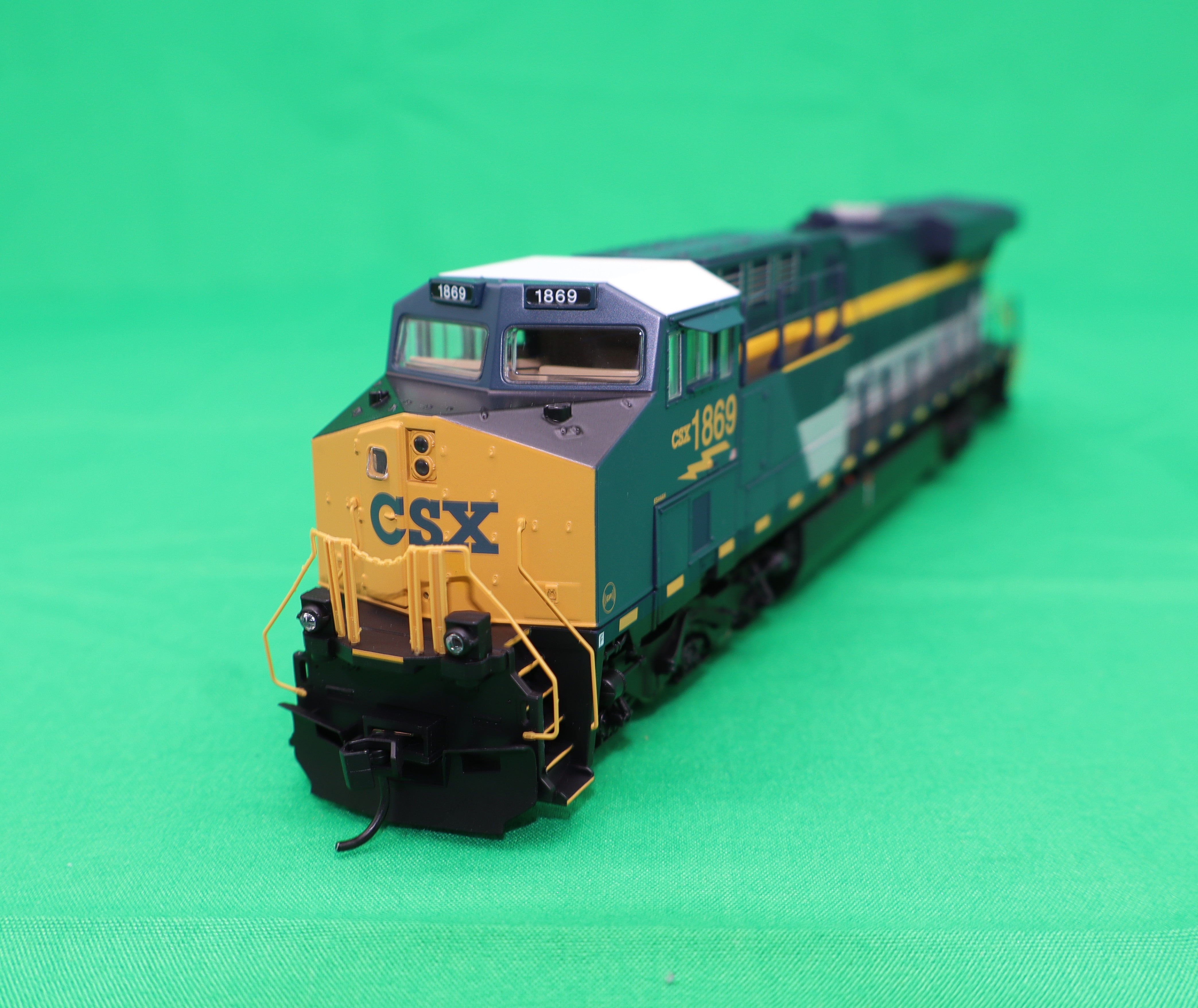 Walthers HO 910-10226 - Mainline - GE ES44AC Evolution Series GEVO Diesel Engine "CSX" #1869 (Chesapeake & Ohio Heritage) Standard DC