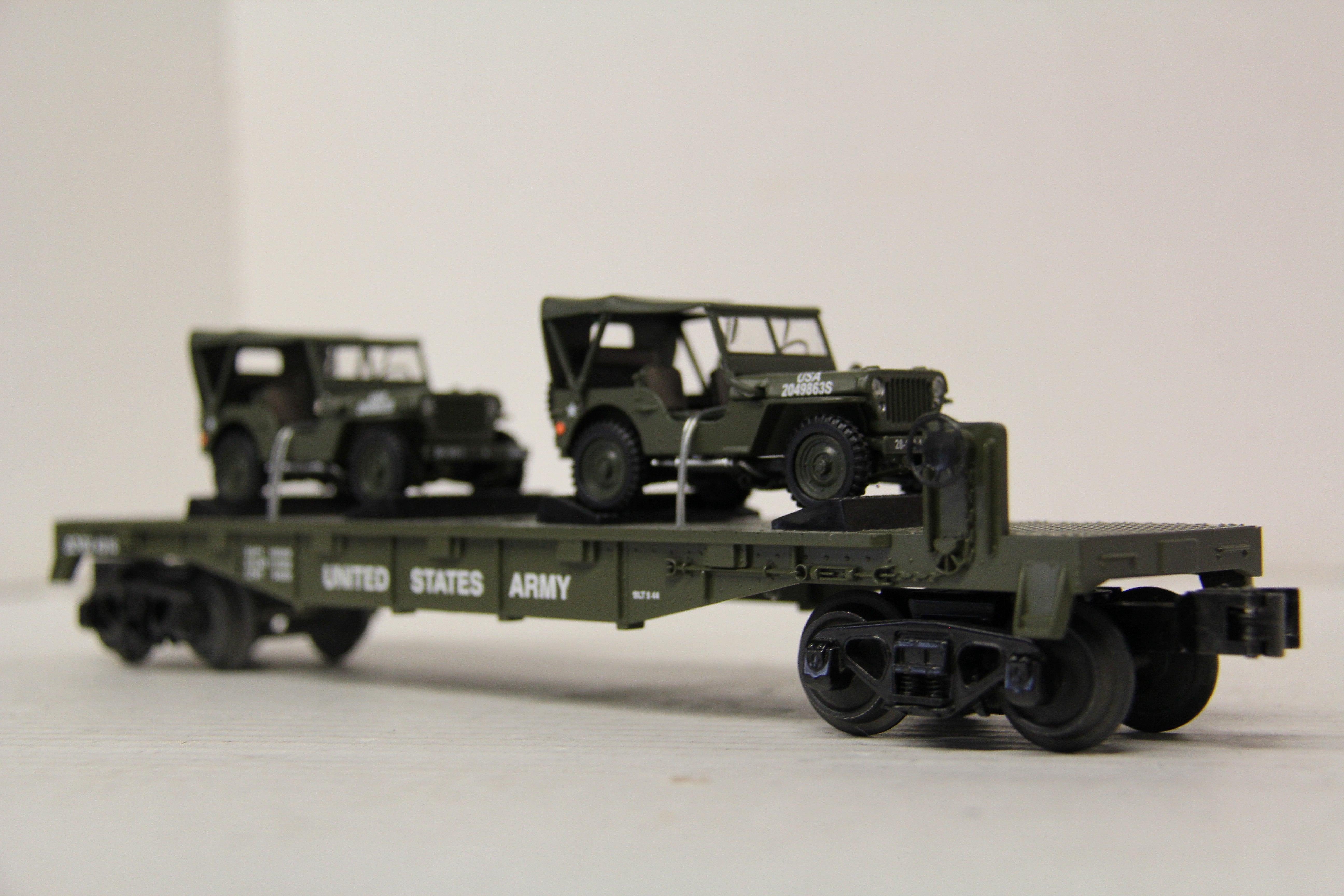 Rail King 30-76806 US Army Flat Car w/ (2) Military Transport Vehicles-Second hand-M6730
