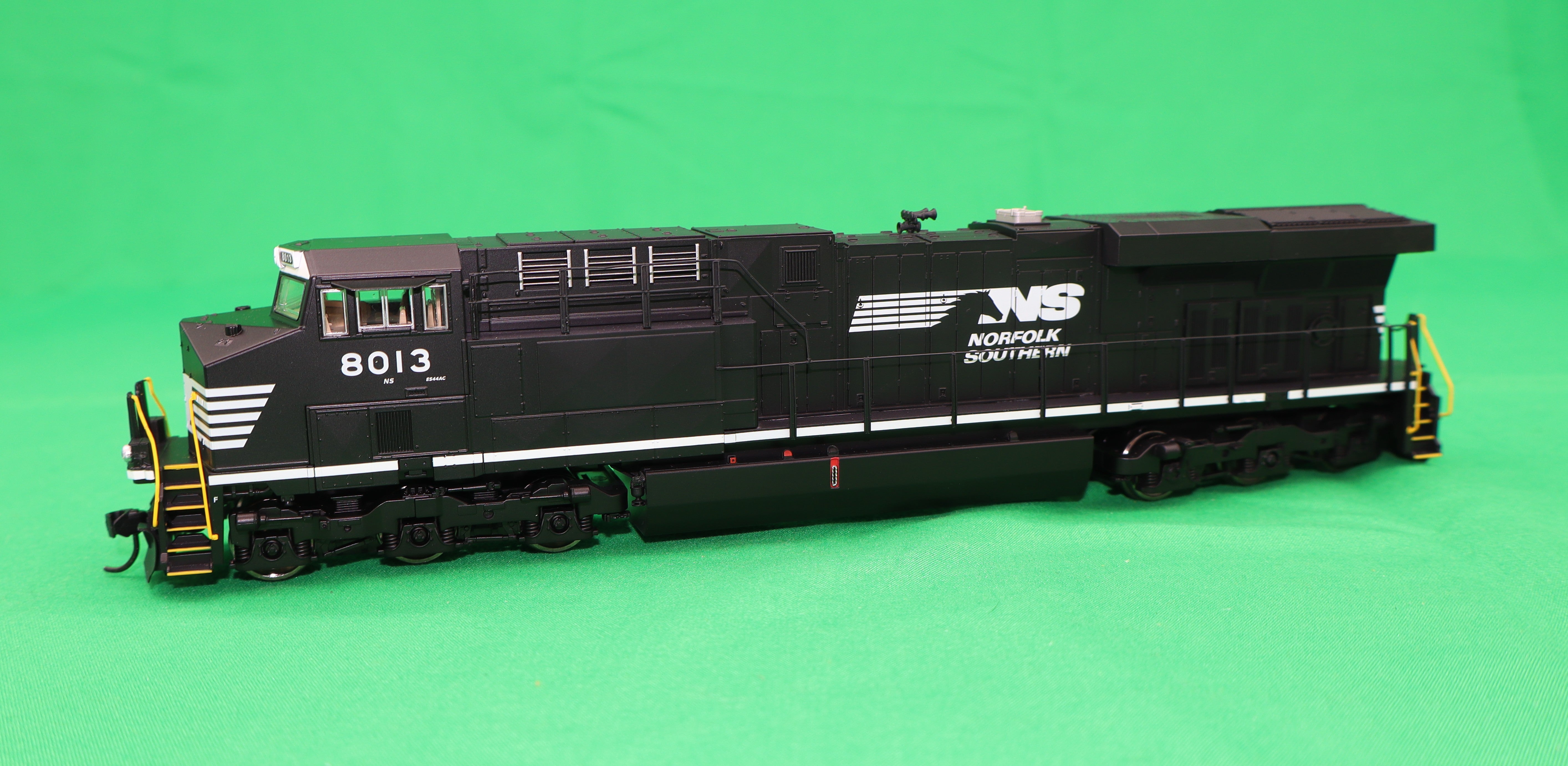 Walthers HO 910-10231 - Mainline - GE ES44AC Evolution Series GEVO Diesel Engine "Norfolk Southern" #8013  (Standard DC)