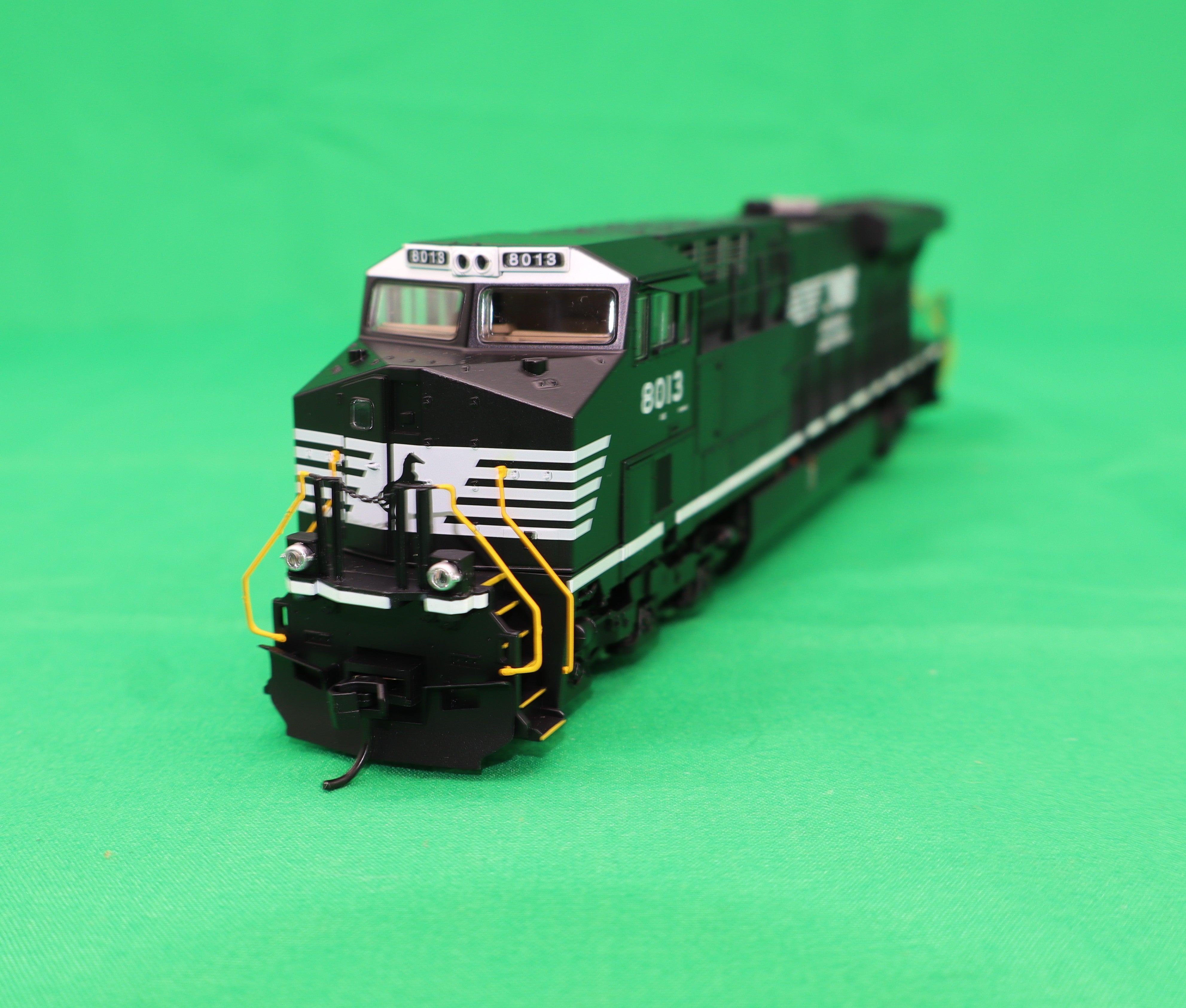 Walthers HO 910-10231 - Mainline - GE ES44AC Evolution Series GEVO Diesel Engine "Norfolk Southern" #8013  (Standard DC)