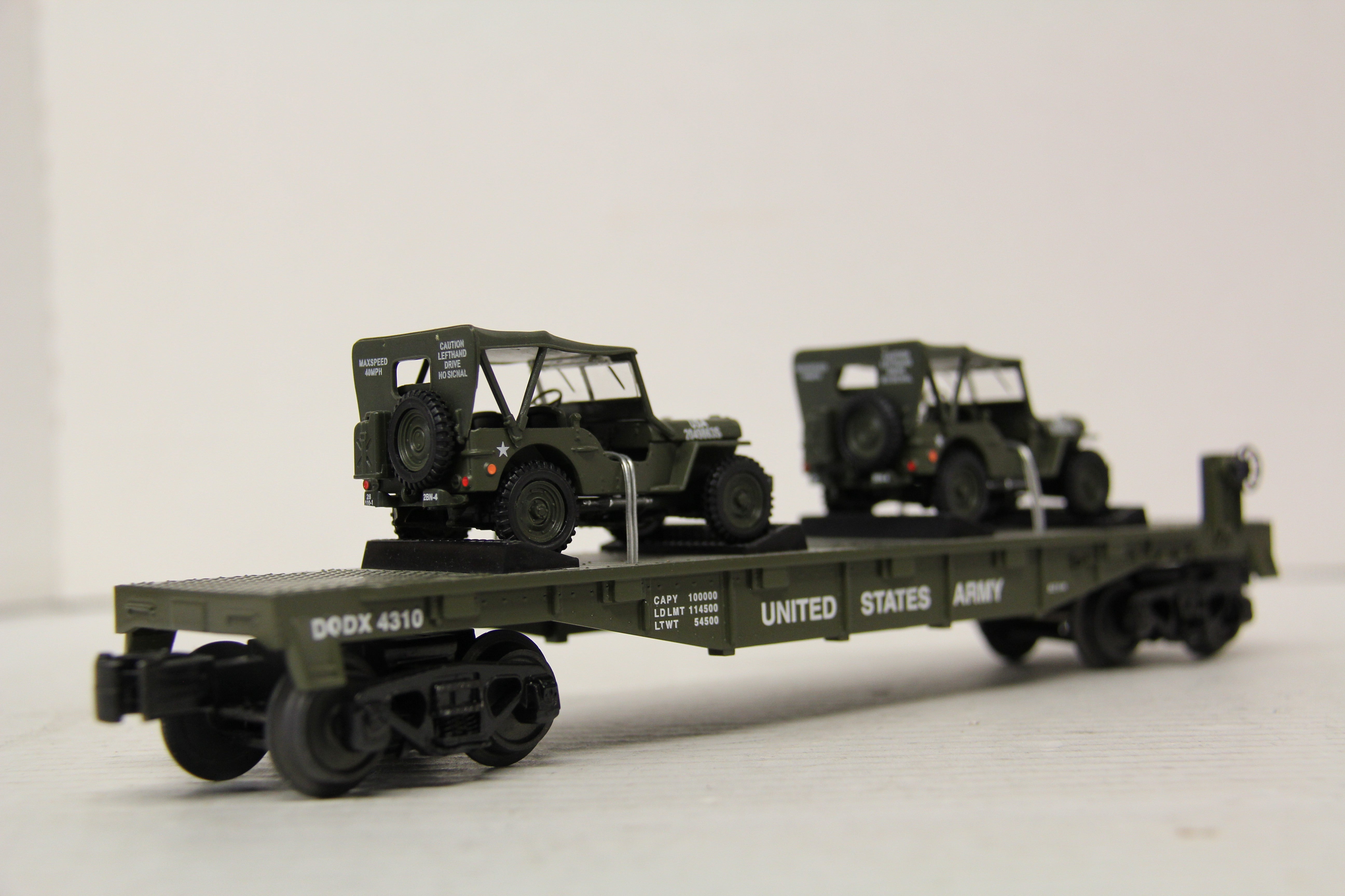 Rail King 30-76806 US Army Flat Car w/ (2) Military Transport Vehicles-Second hand-M6730