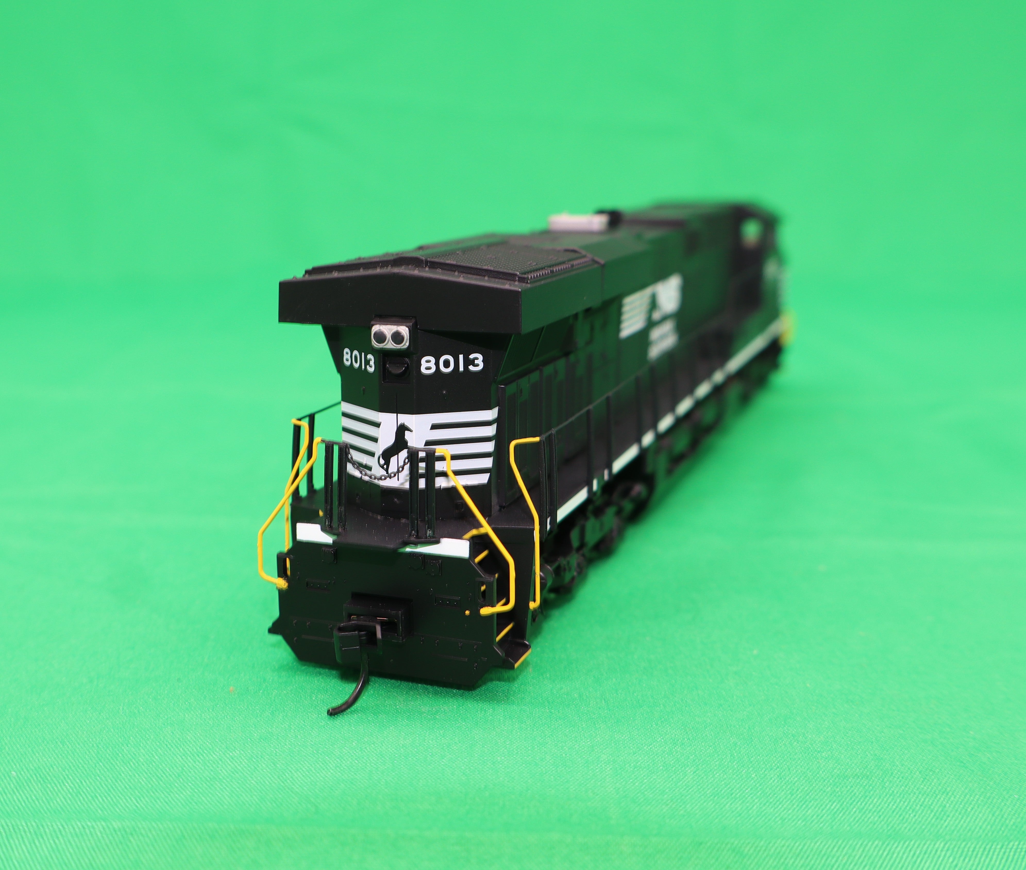 Walthers HO 910-10231 - Mainline - GE ES44AC Evolution Series GEVO Diesel Engine "Norfolk Southern" #8013  (Standard DC)