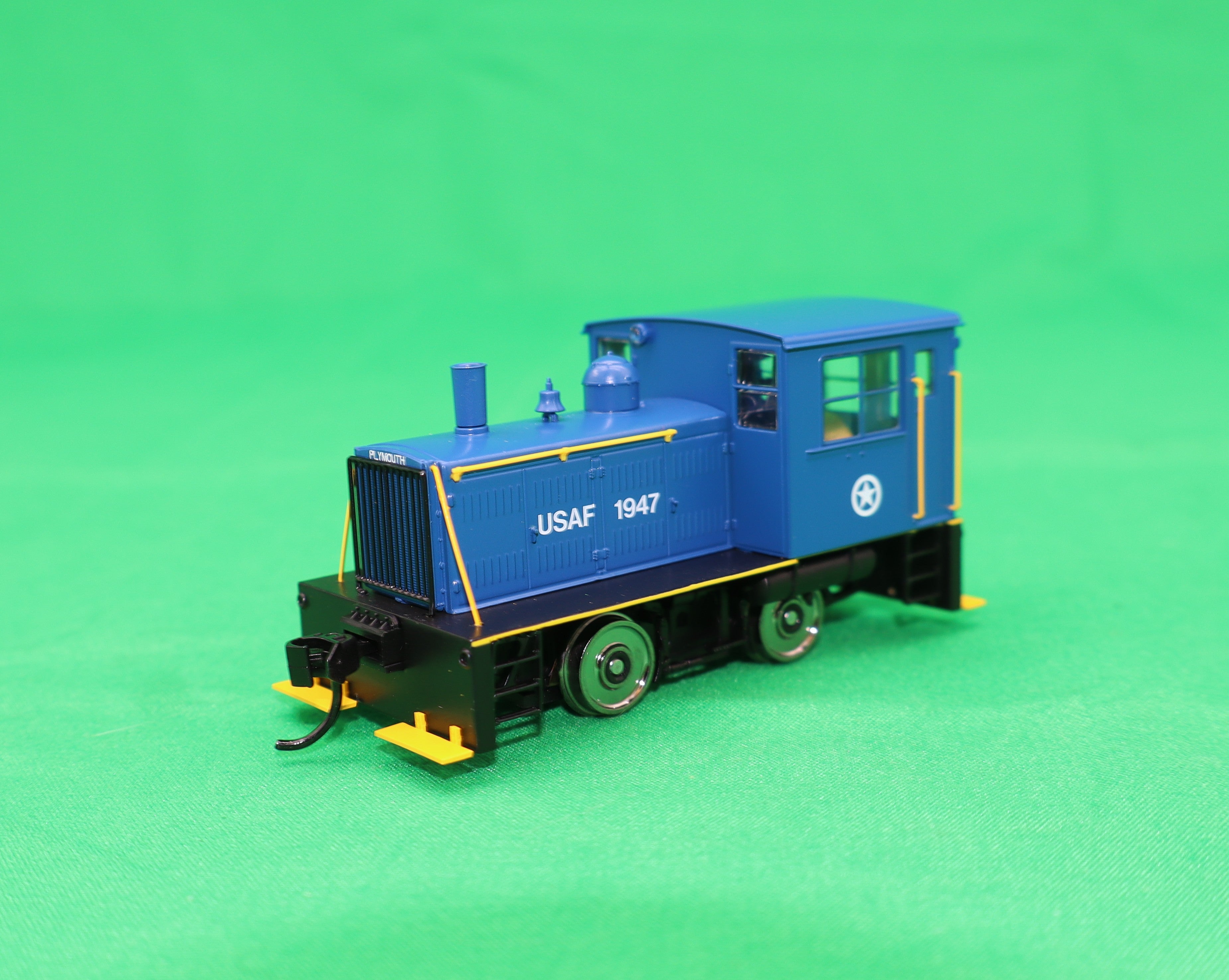 Walthers HO 910-10016 - Mainline - Plymouth ML-8 Industrial Switcher Diesel Locomotive "U.S. Air Force" #1947 (Standard DC)