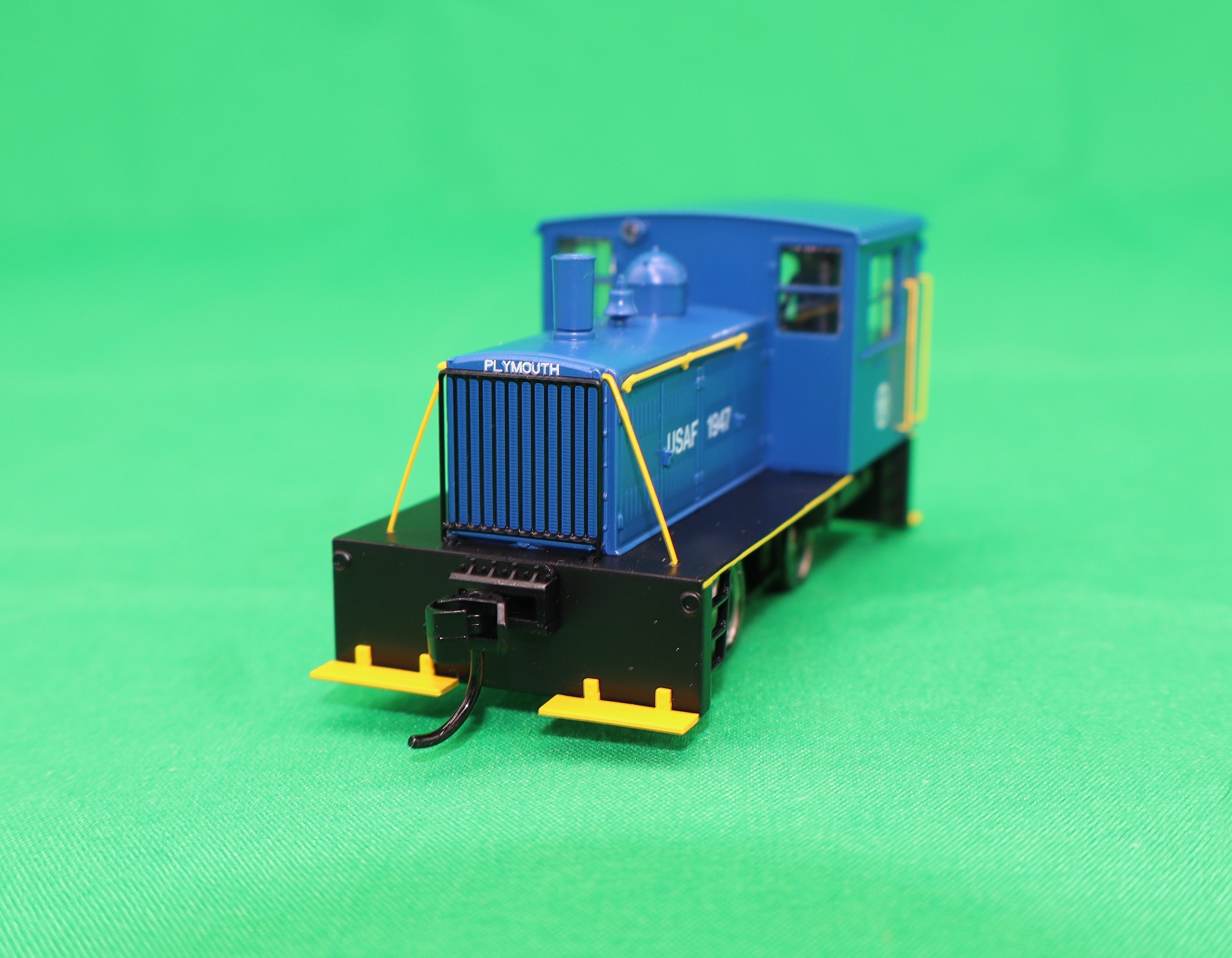 Walthers HO 910-10016 - Mainline - Plymouth ML-8 Industrial Switcher Diesel Locomotive "U.S. Air Force" #1947 (Standard DC)