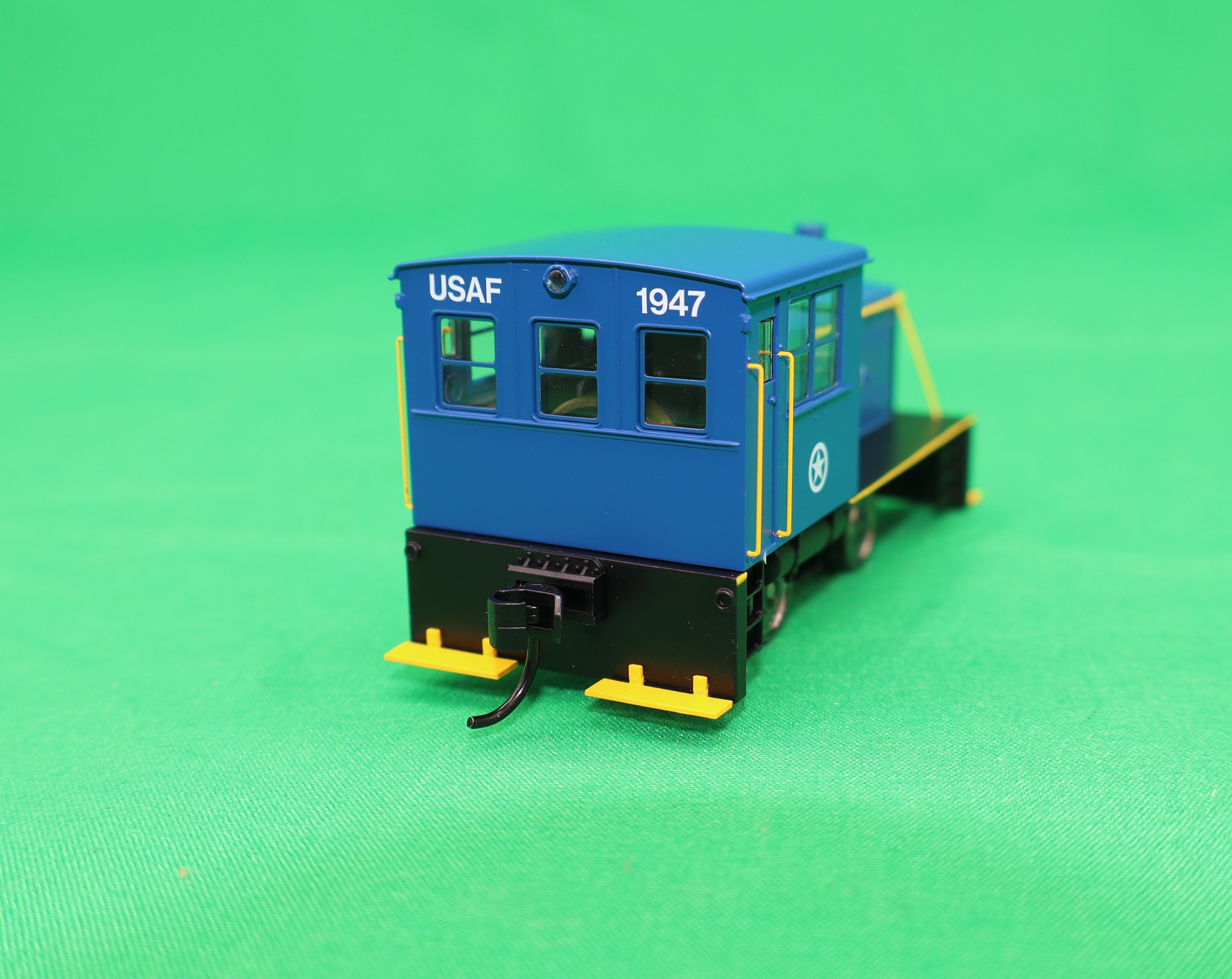 Walthers HO 910-20016 - Mainline - Plymouth ML-8 Industrial Switcher Diesel Locomotive "U.S. Air Force" #1947 (DCC Only)