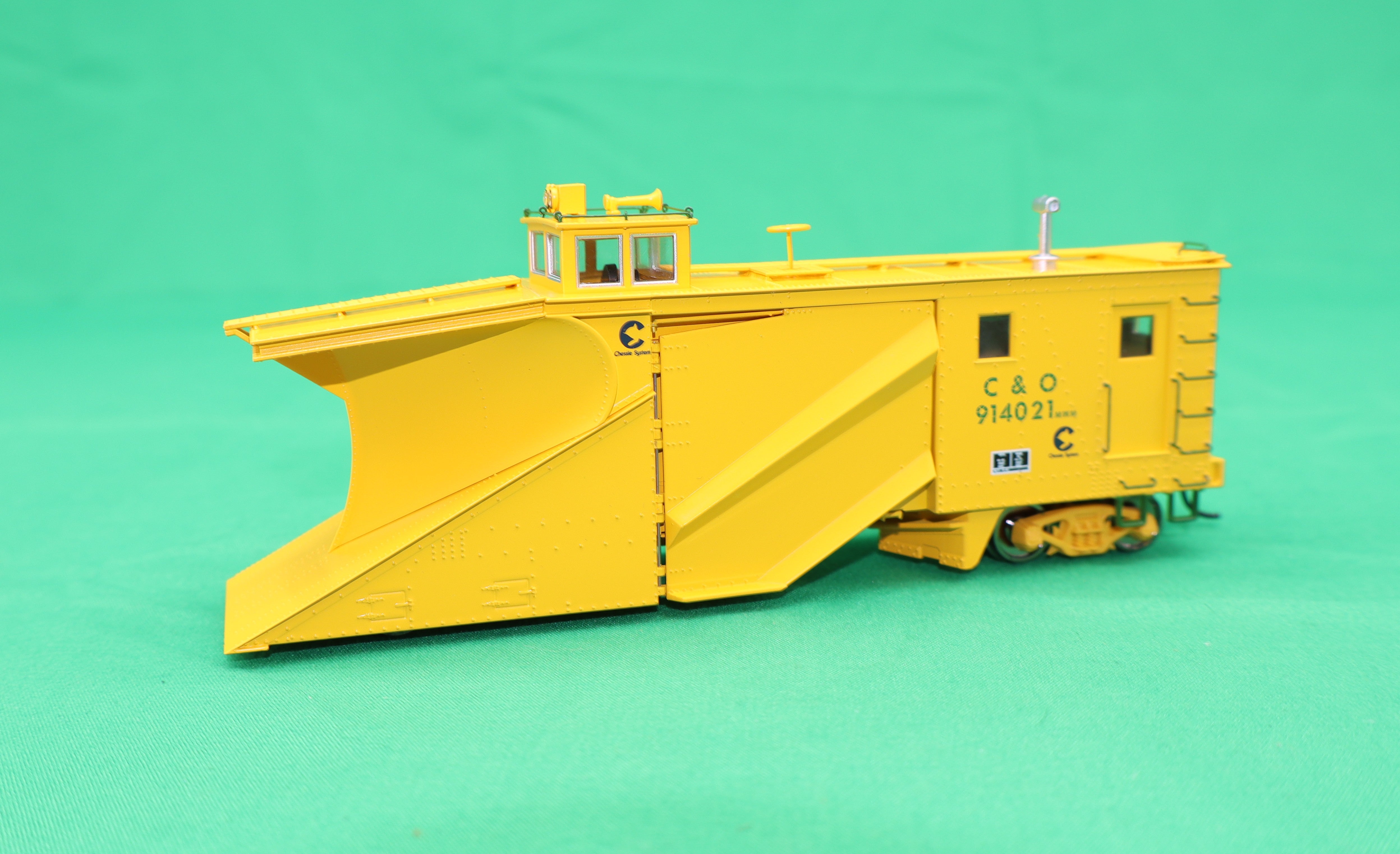 Walthers HO 920-110031 - Proto - Russell Snowplow “Chessie System” #914021 (C&O)