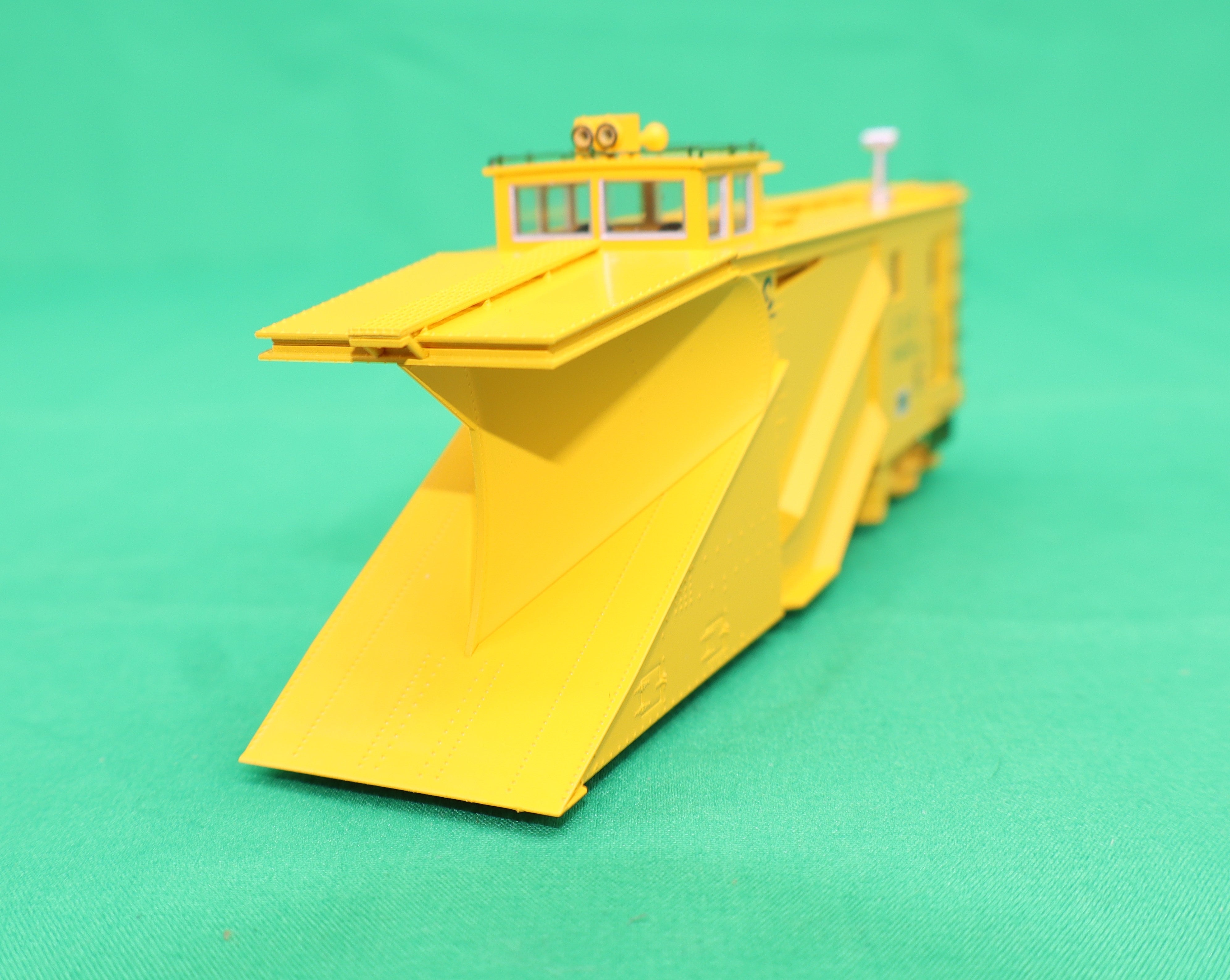 Walthers HO 920-110031 - Proto - Russell Snowplow “Chessie System” #914021 (C&O)