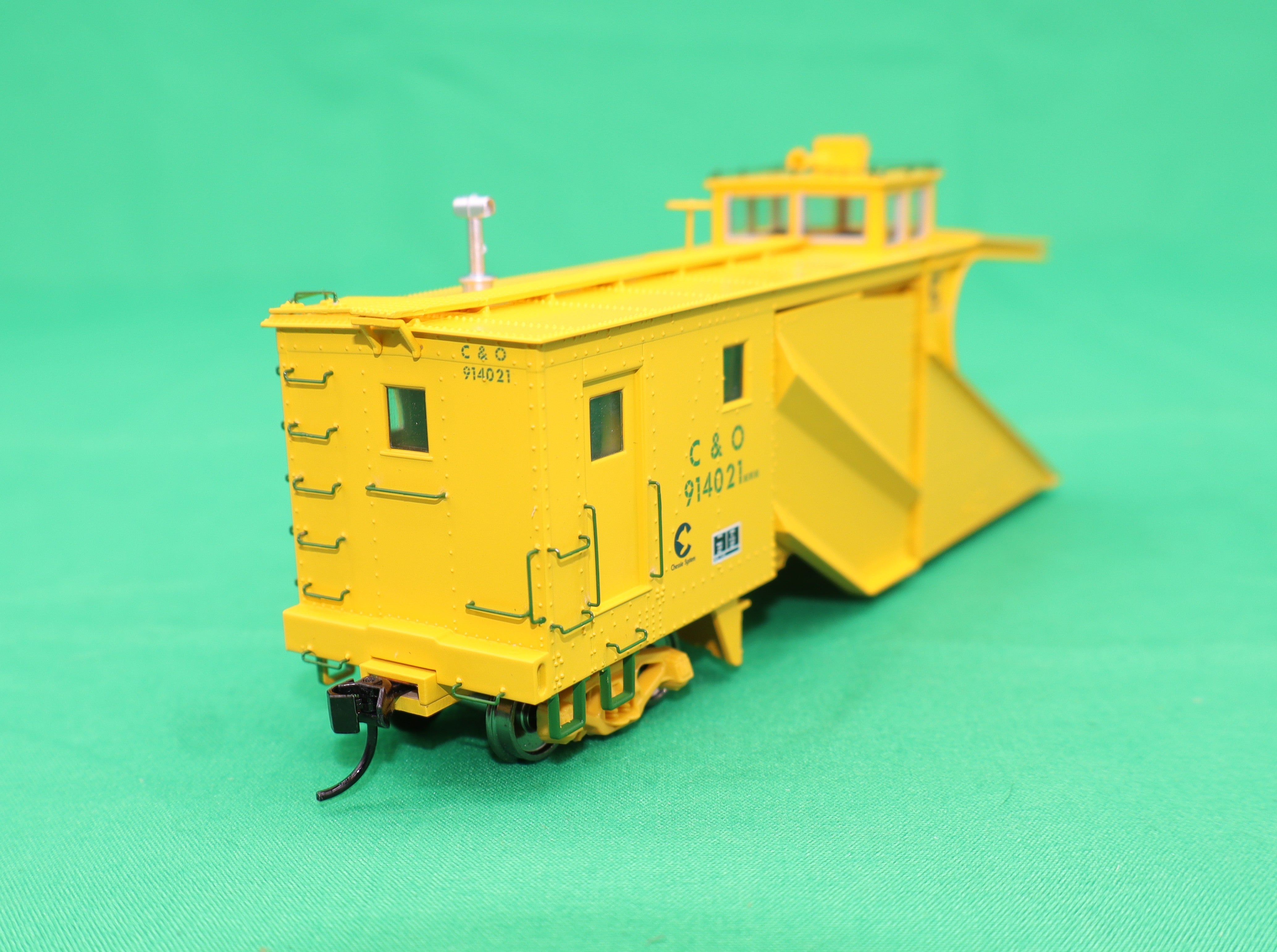 Walthers HO 920-110031 - Proto - Russell Snowplow “Chessie System” #914021 (C&O)