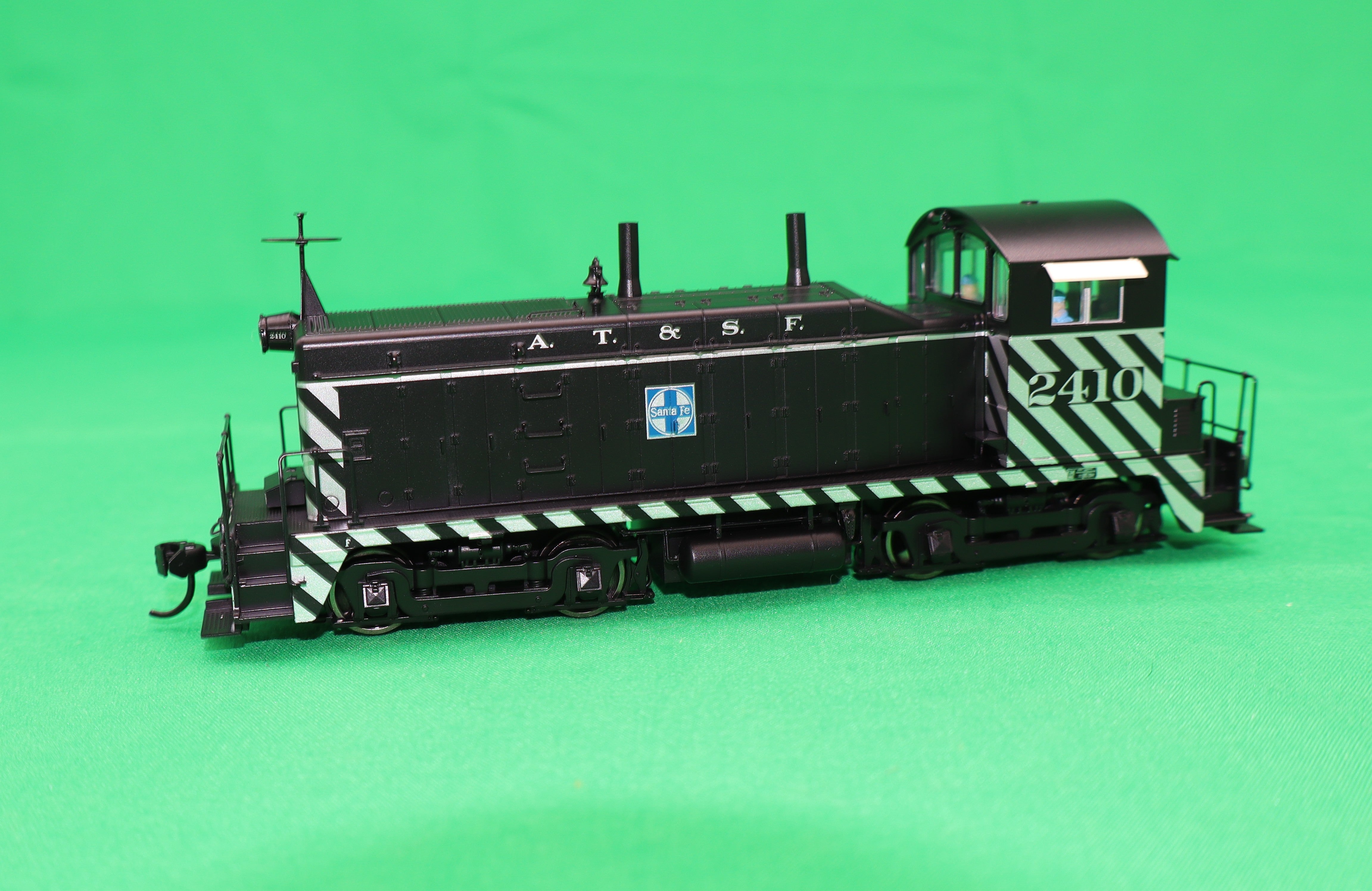 Walthers HO 920-43502 - Proto - EMD NW2 Diesel Locomotive "Atchison, Topeka & Santa Fe" #2411 (LokSound 5 & DCC)