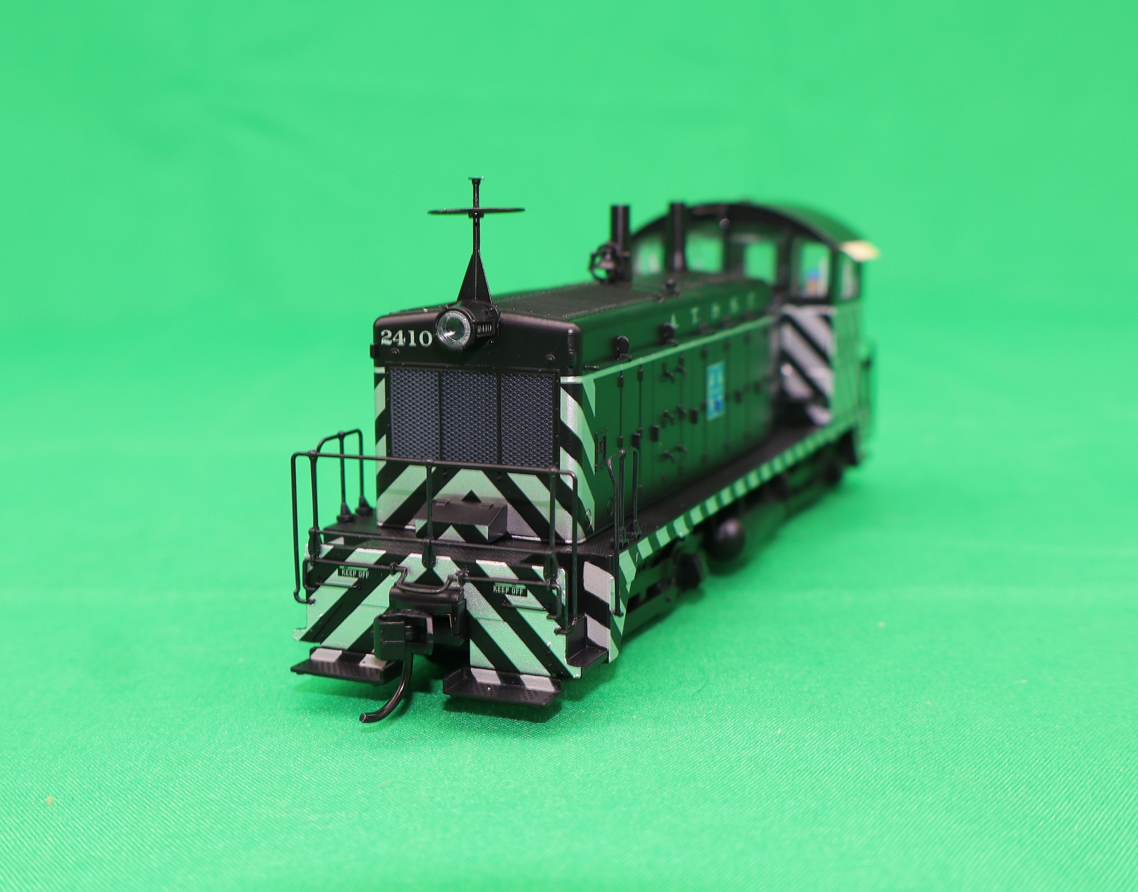 Walthers HO 920-50501 - Proto - EMD NW2 Diesel Locomotive "Atchison, Topeka & Santa Fe" #2410 (Standard DC)