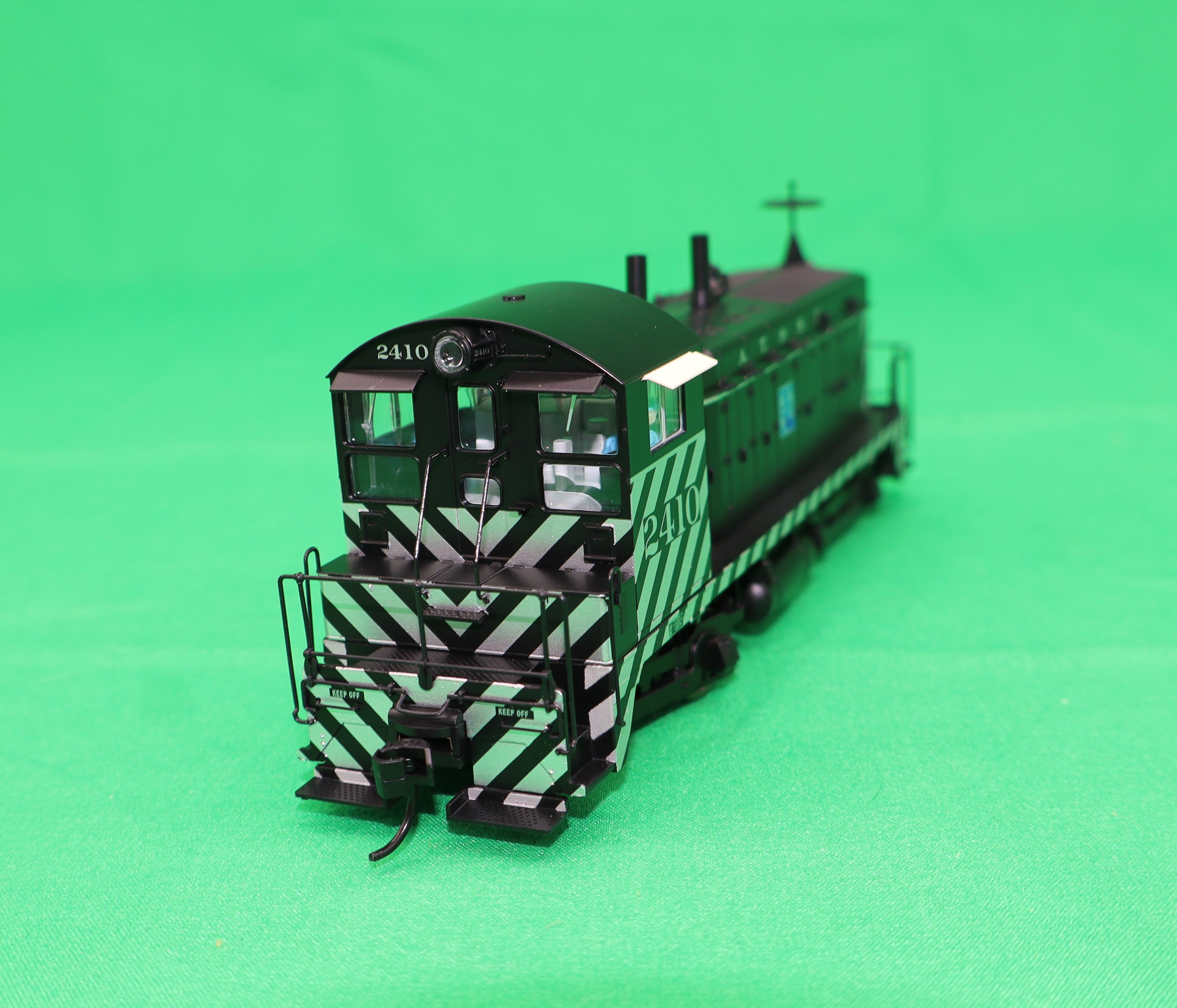 Walthers HO 920-50501 - Proto - EMD NW2 Diesel Locomotive "Atchison, Topeka & Santa Fe" #2410 (Standard DC)
