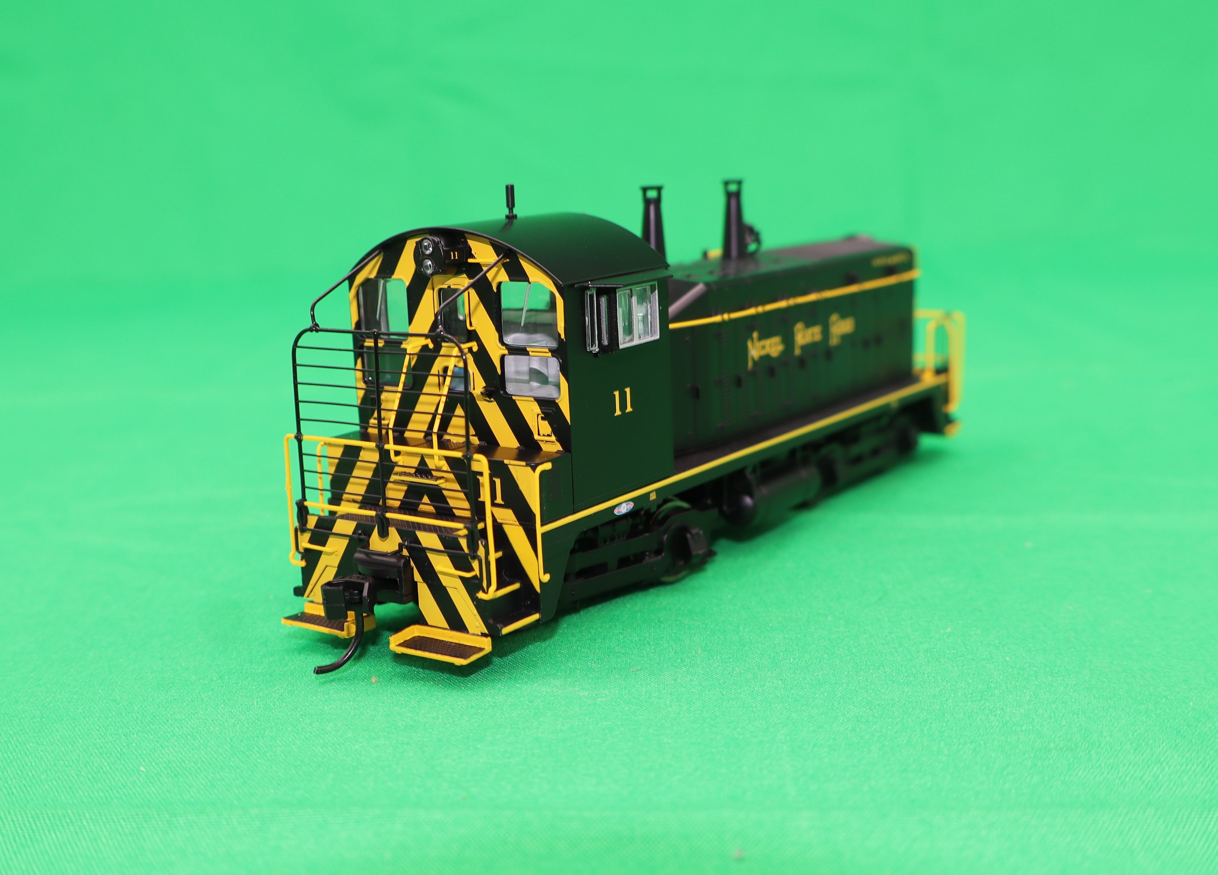 Walthers HO 920-50505 - Proto - EMD NW2 Diesel Locomotive "Nickel Plate Road" #11 (Standard DC)
