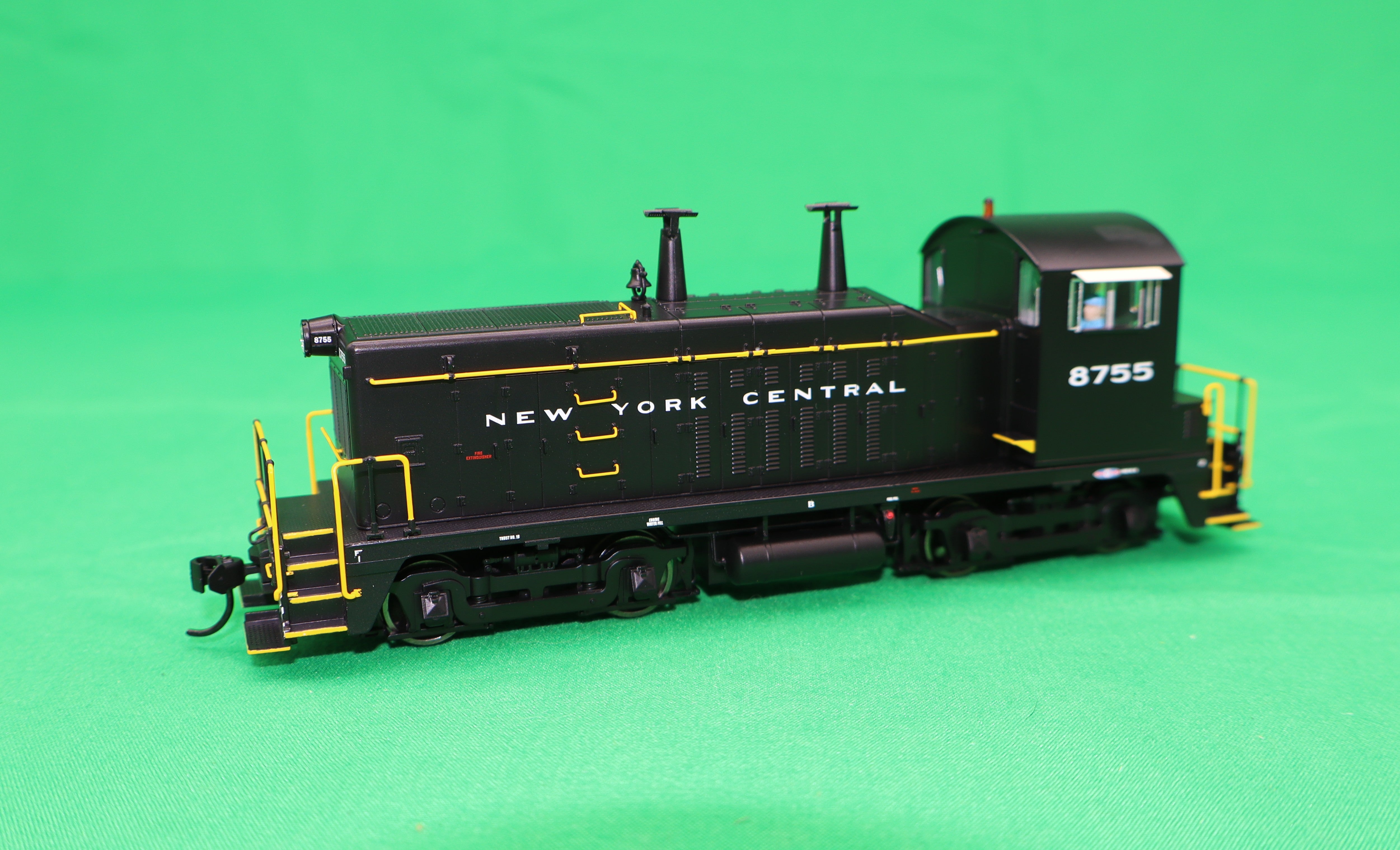 Walthers HO 920-43507 - Proto - EMD NW2 Diesel Locomotive "New York Central" #8753 (LokSound 5 & DCC)