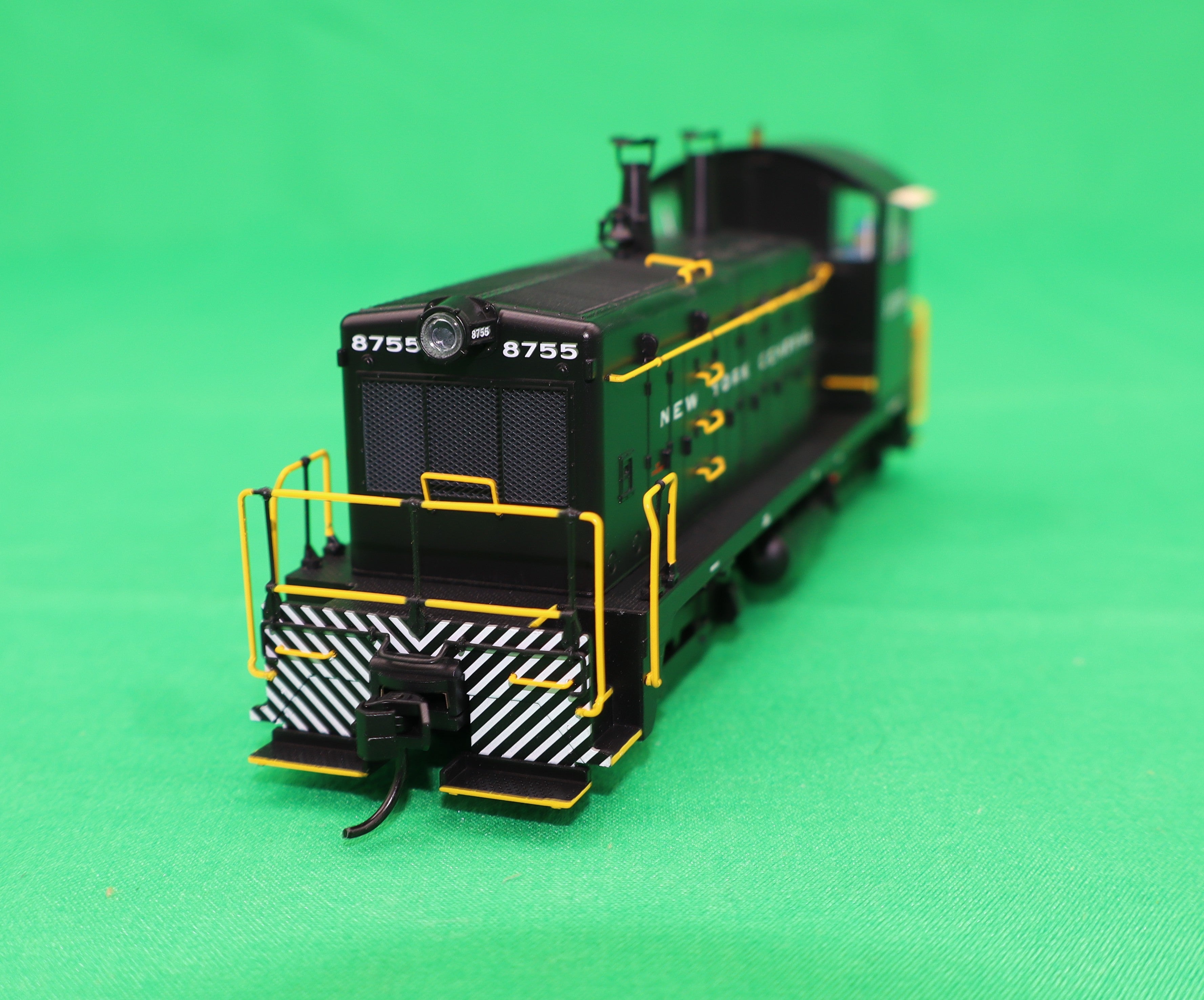 Walthers HO 920-50507 - Proto - EMD NW2 Diesel Locomotive "New York Central" #8755 (Standard DC)
