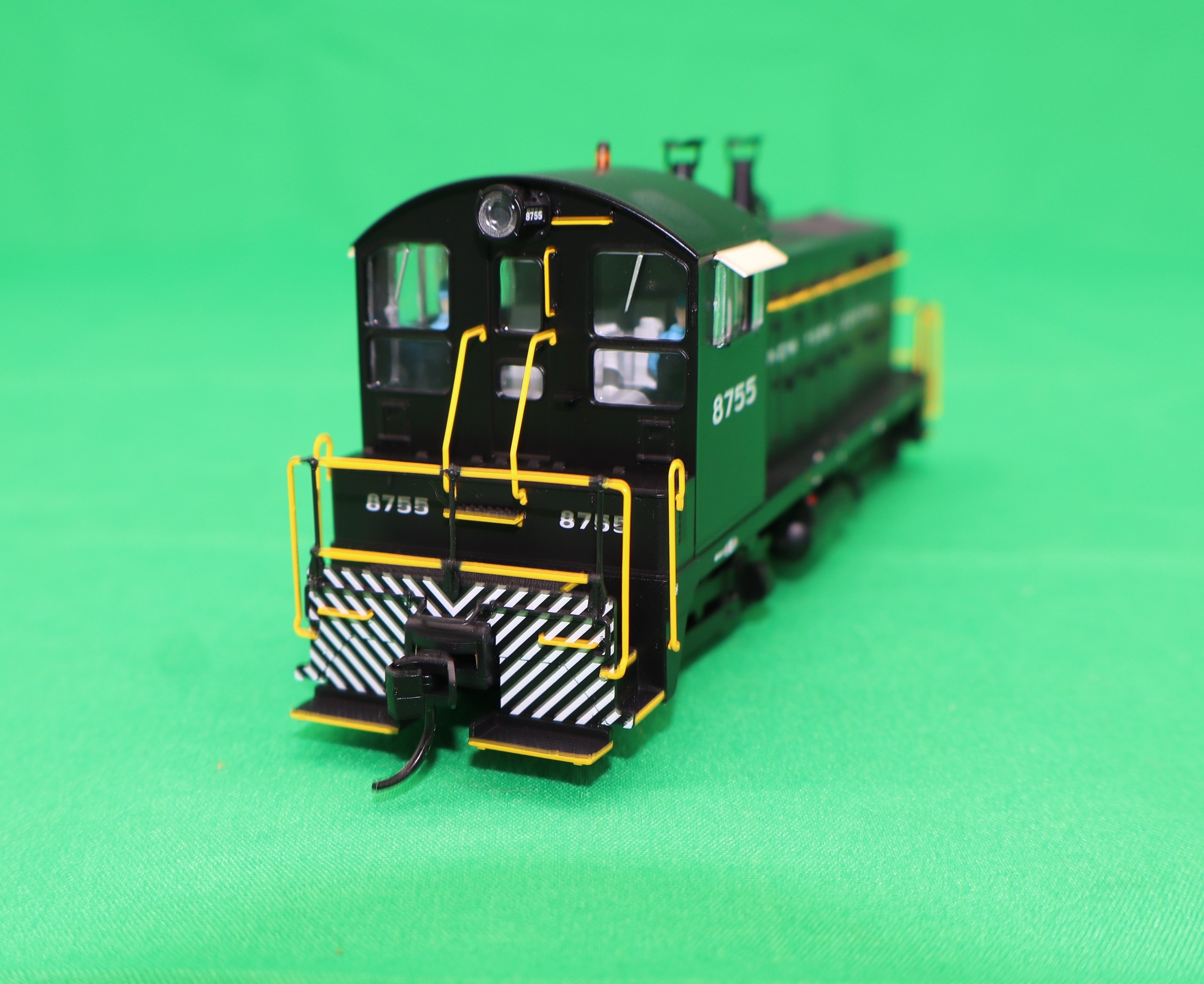 Walthers HO 920-50507 - Proto - EMD NW2 Diesel Locomotive "New York Central" #8755 (Standard DC)
