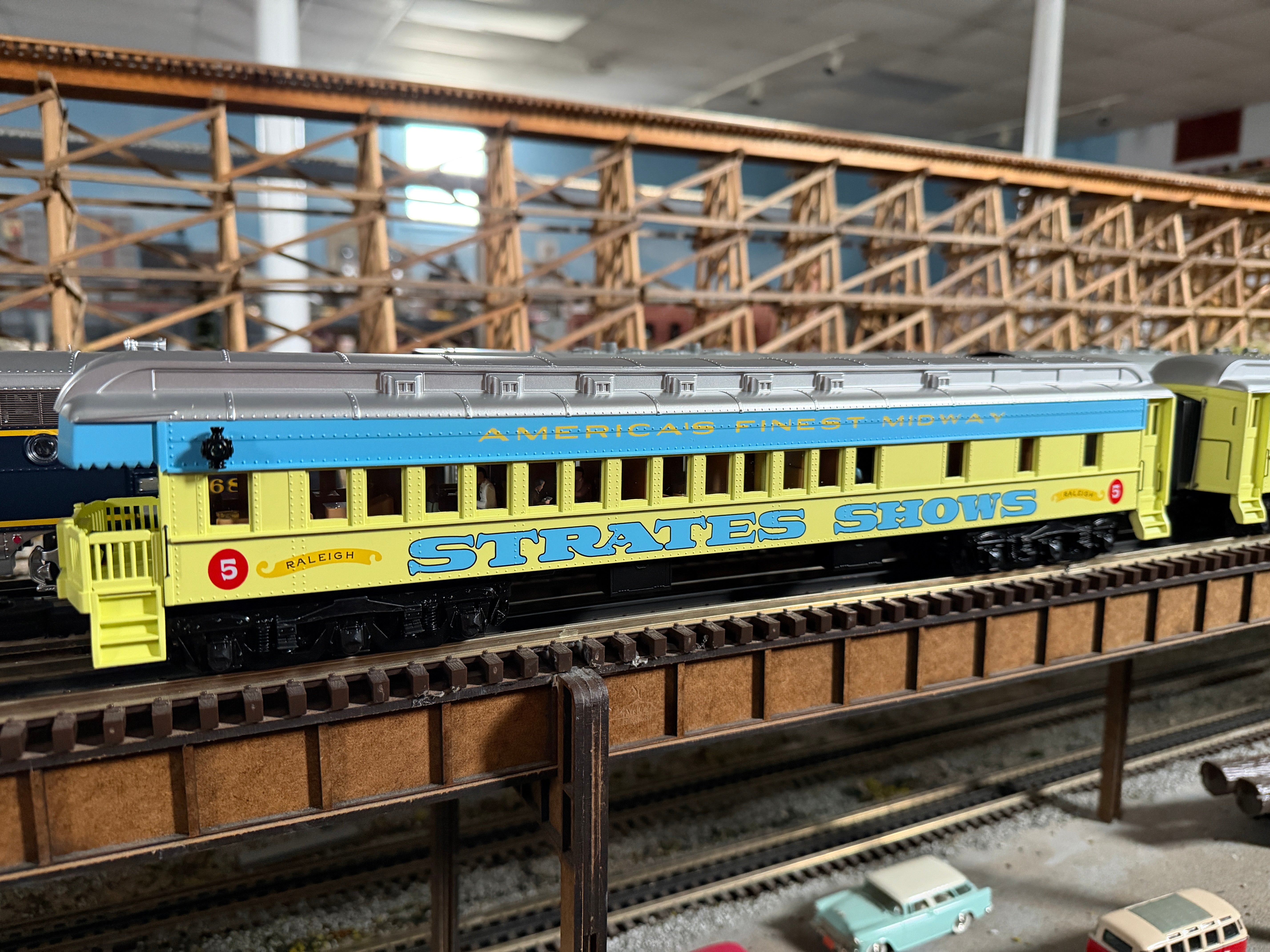 Atlas O 3001773A - Premier - Madison Heavyweight Passenger Cars "Strates Shows" (4-Car) Blue