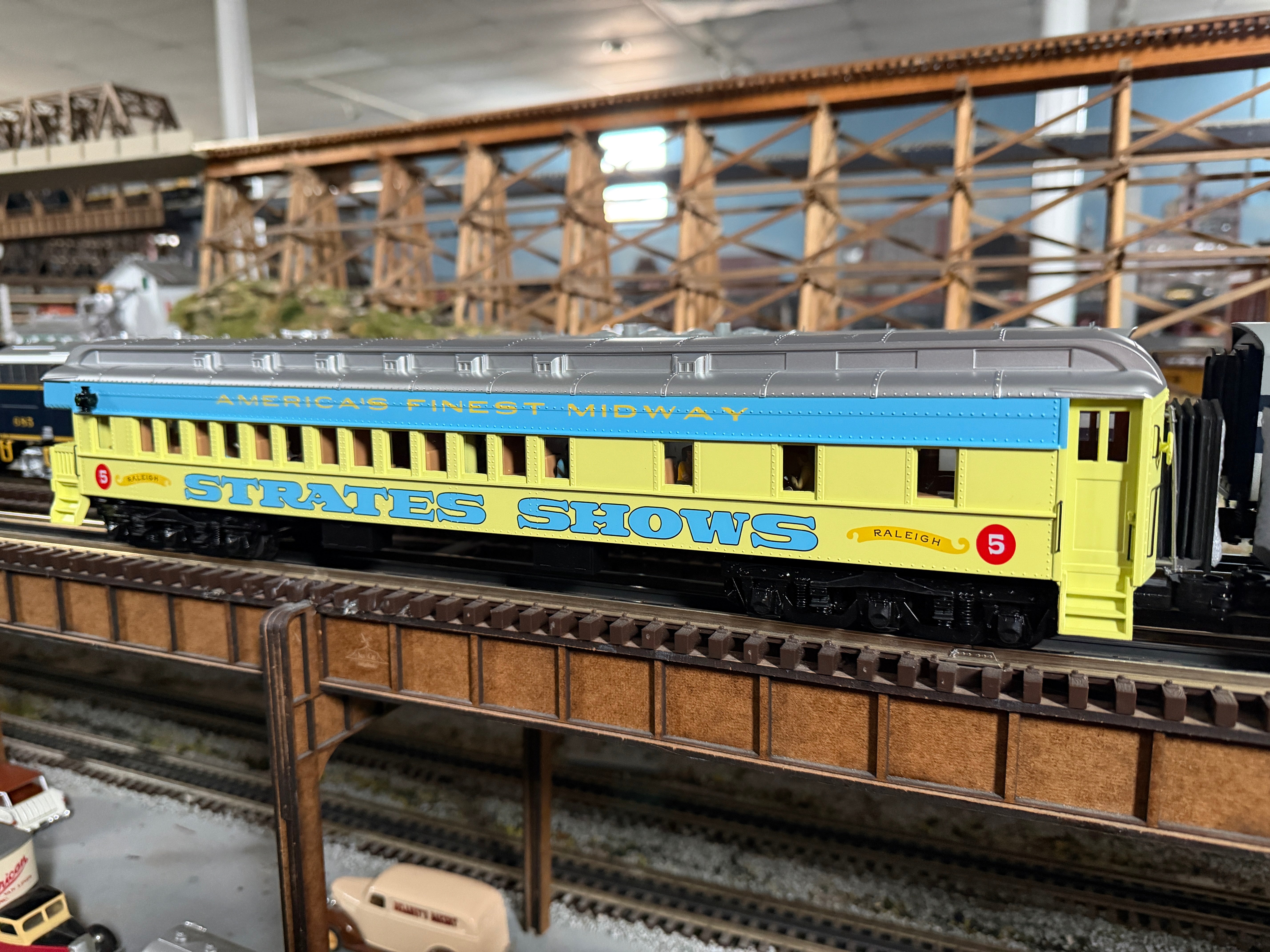 Atlas O 3001773A - Premier - Madison Heavyweight Passenger Cars "Strates Shows" (4-Car) Blue