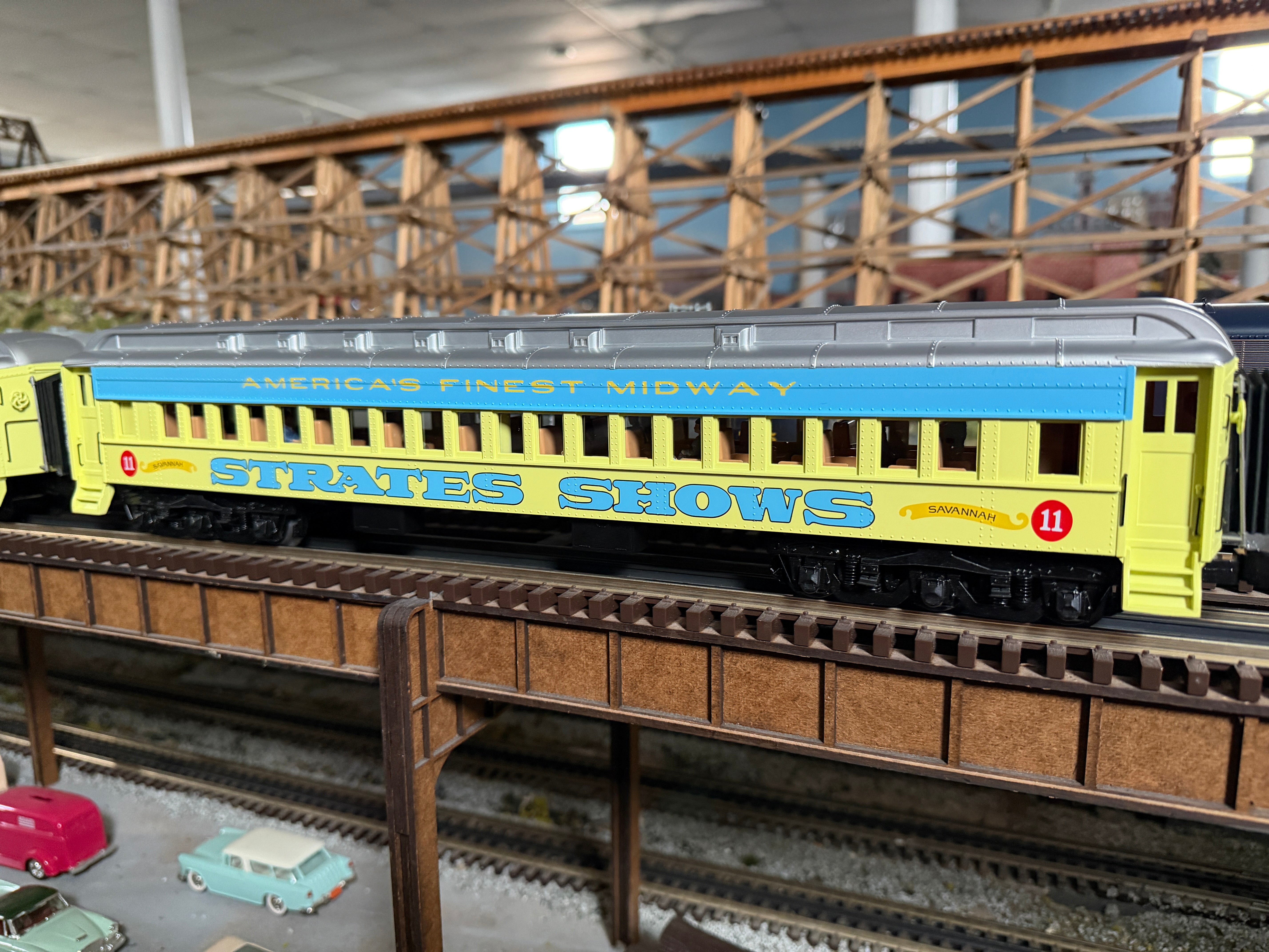 Atlas O 3001773A - Premier - Madison Heavyweight Passenger Cars "Strates Shows" (4-Car) Blue