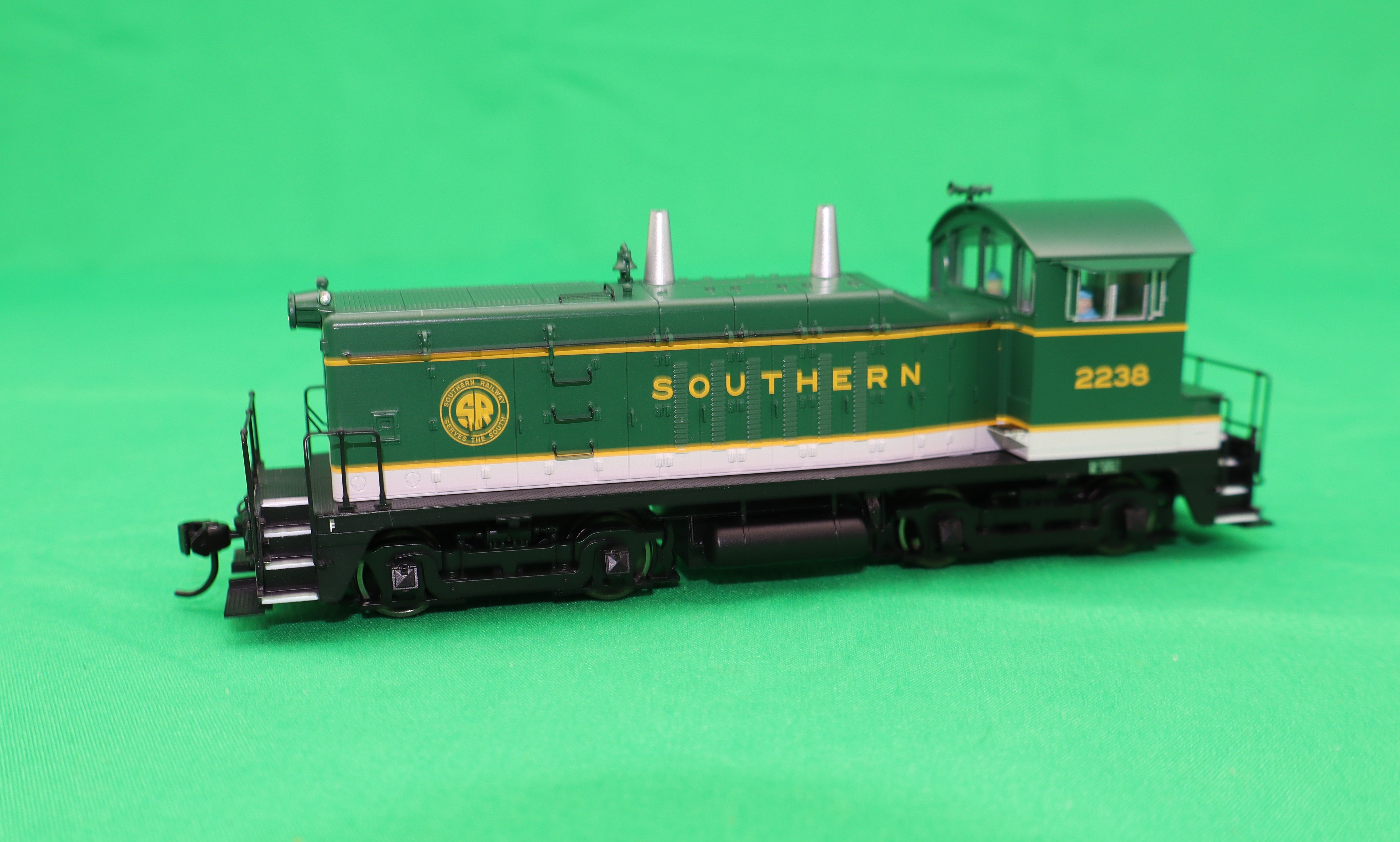 Walthers HO 920-50509 - Proto - EMD NW2 Diesel Locomotive "Southern" #2238 (Standard DC)