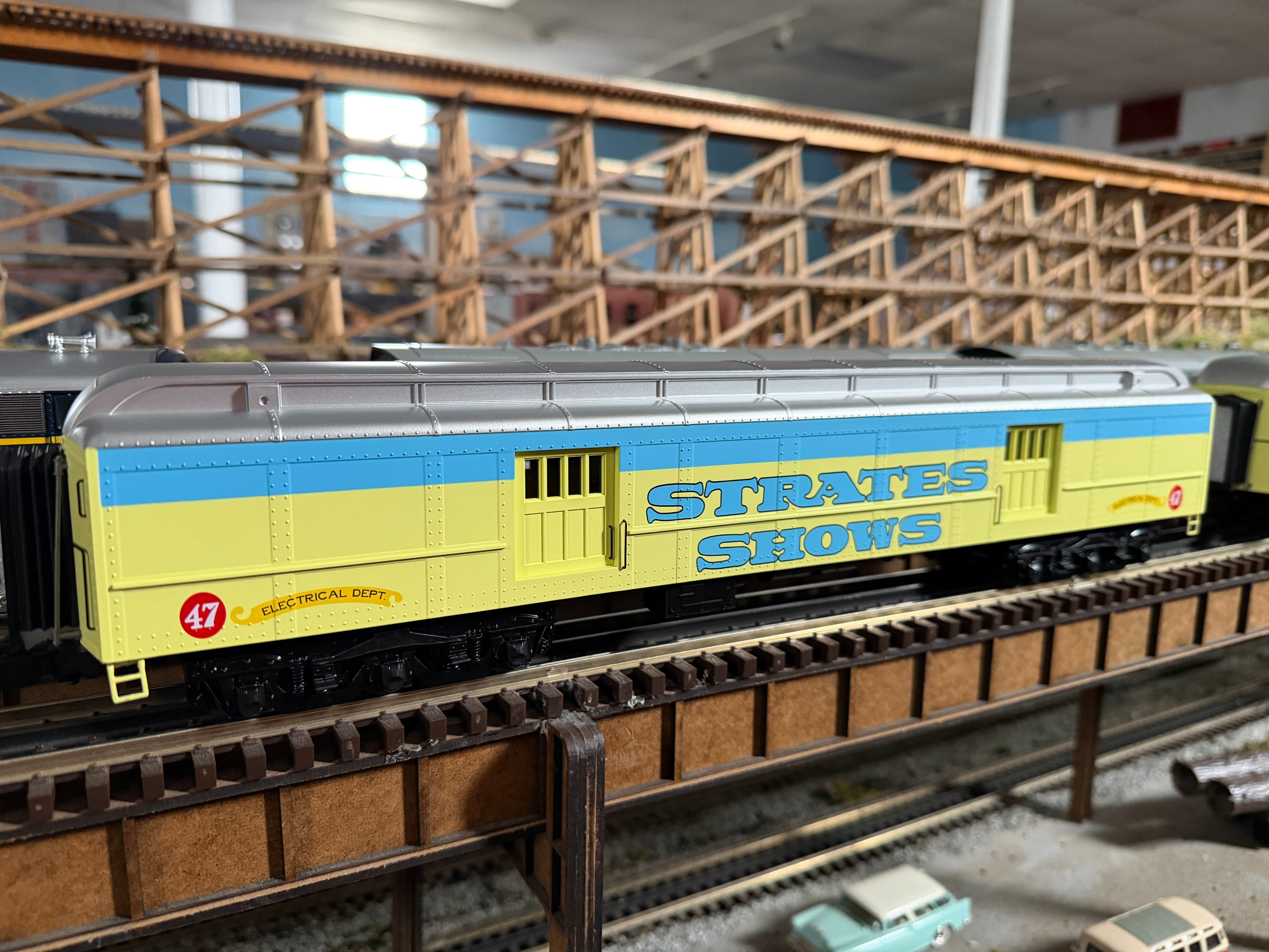 Atlas O 3001773A - Premier - Madison Heavyweight Passenger Cars "Strates Shows" (4-Car) Blue