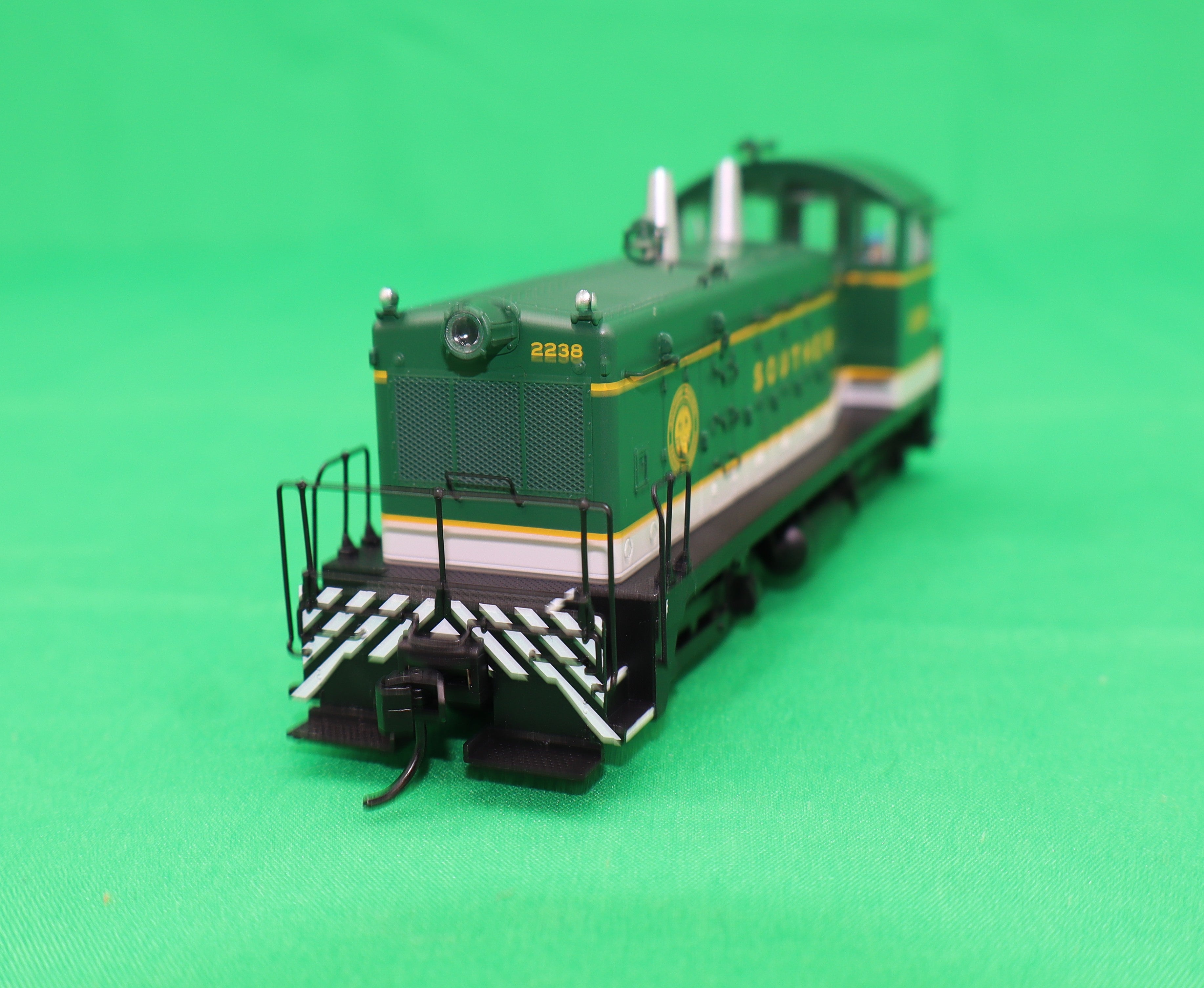 Walthers HO 920-50509 - Proto - EMD NW2 Diesel Locomotive "Southern" #2238 (Standard DC)