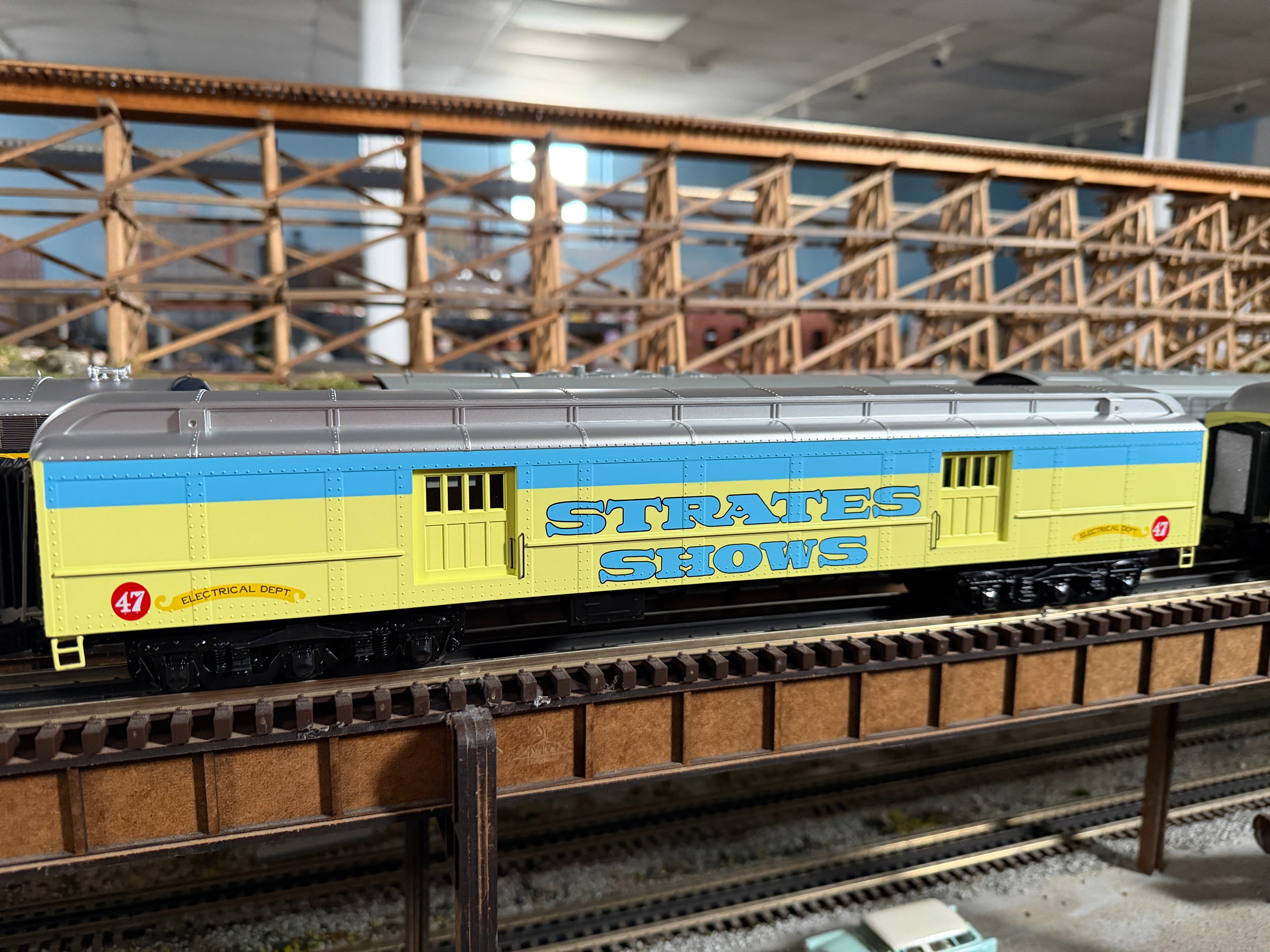 Atlas O 3001773A - Premier - Madison Heavyweight Passenger Cars "Strates Shows" (4-Car) Blue