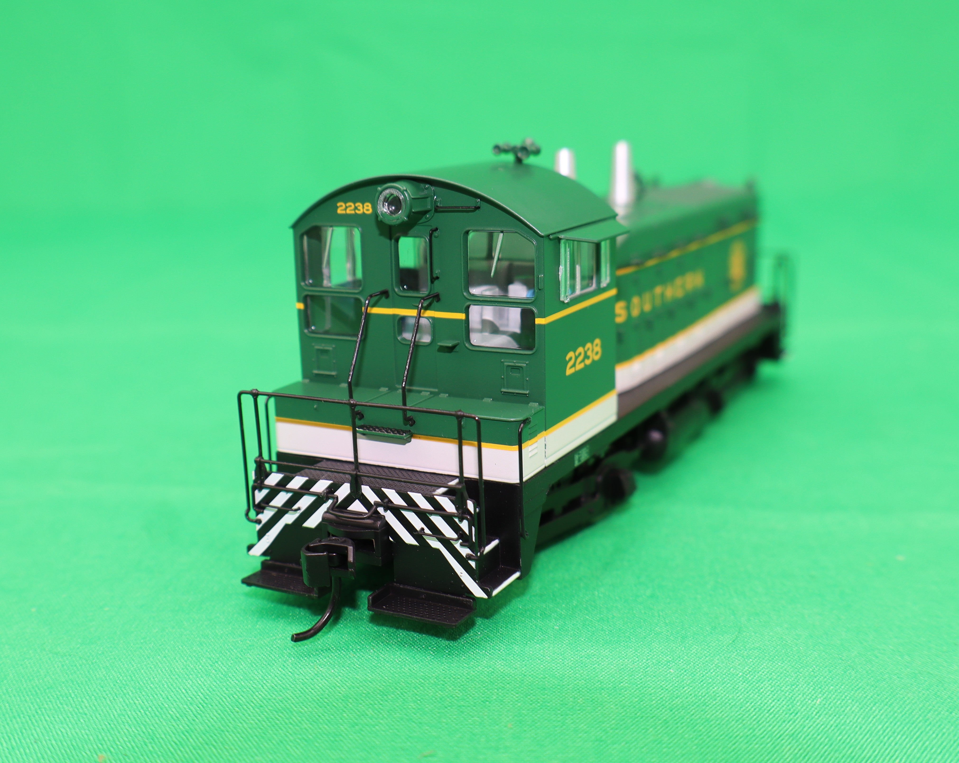 Walthers HO 920-50509 - Proto - EMD NW2 Diesel Locomotive "Southern" #2238 (Standard DC)