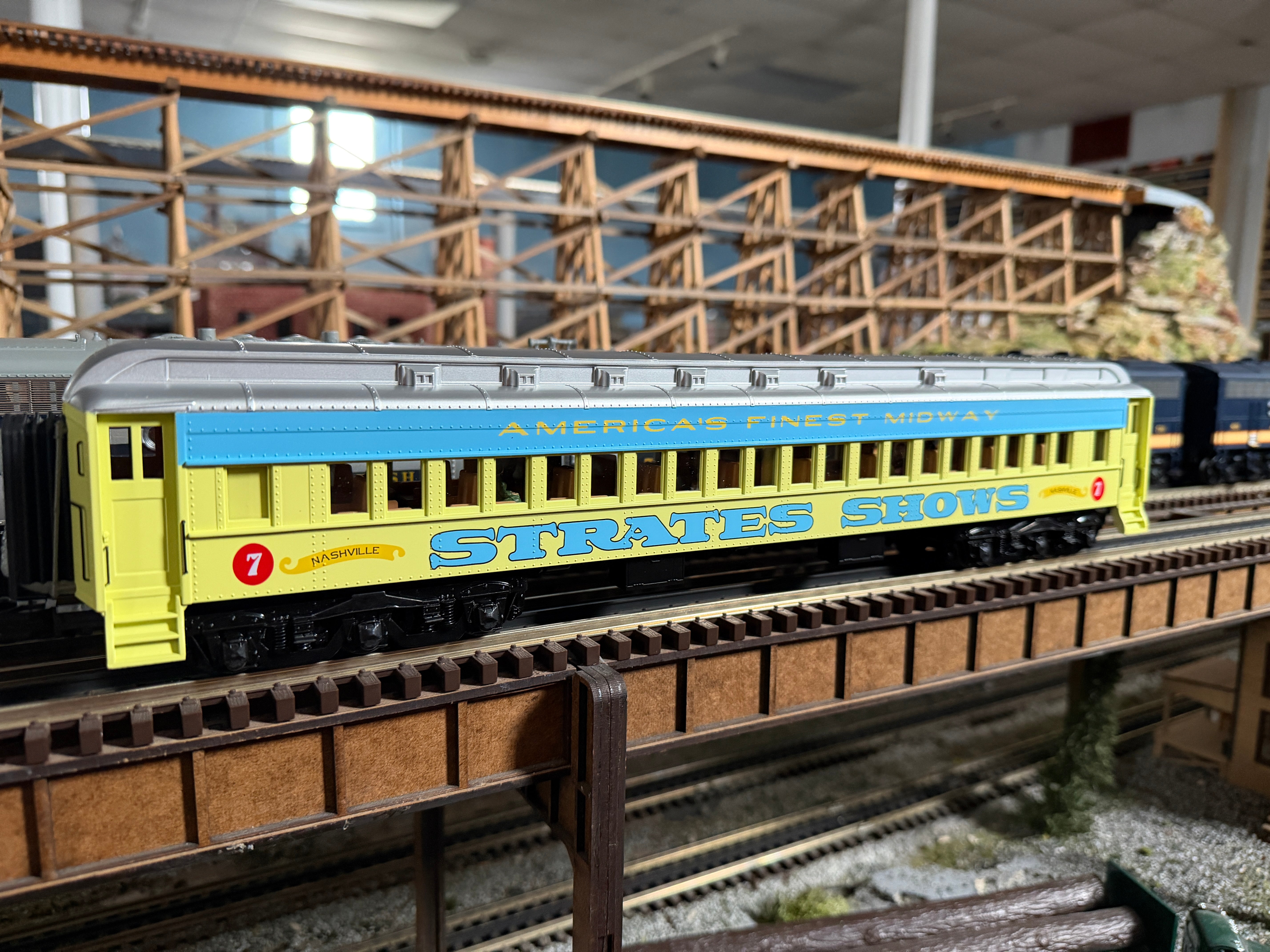 Atlas O 3001773A - Premier - Madison Heavyweight Passenger Cars "Strates Shows" (4-Car) Blue