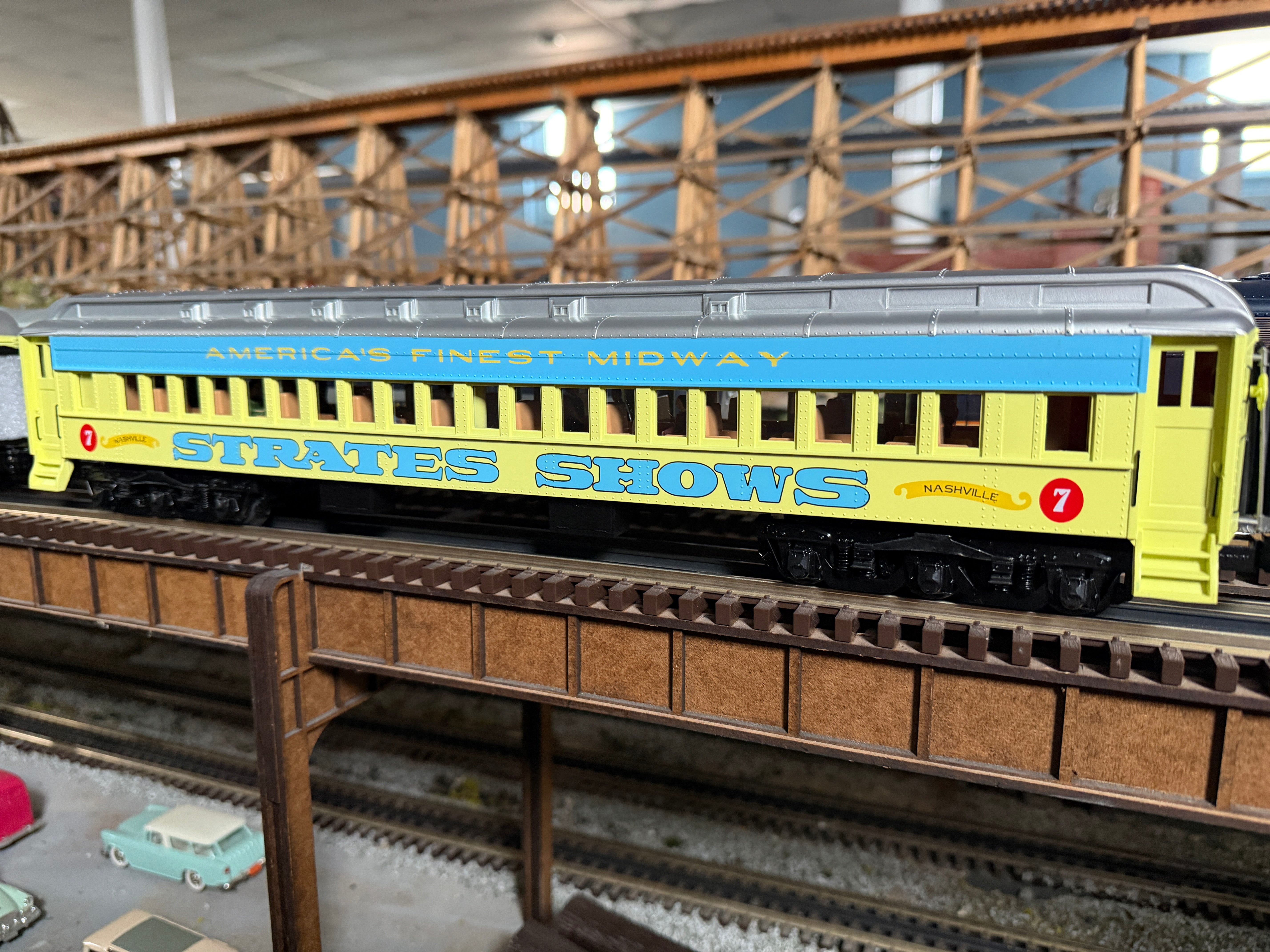 Atlas O 3001773A - Premier - Madison Heavyweight Passenger Cars "Strates Shows" (4-Car) Blue
