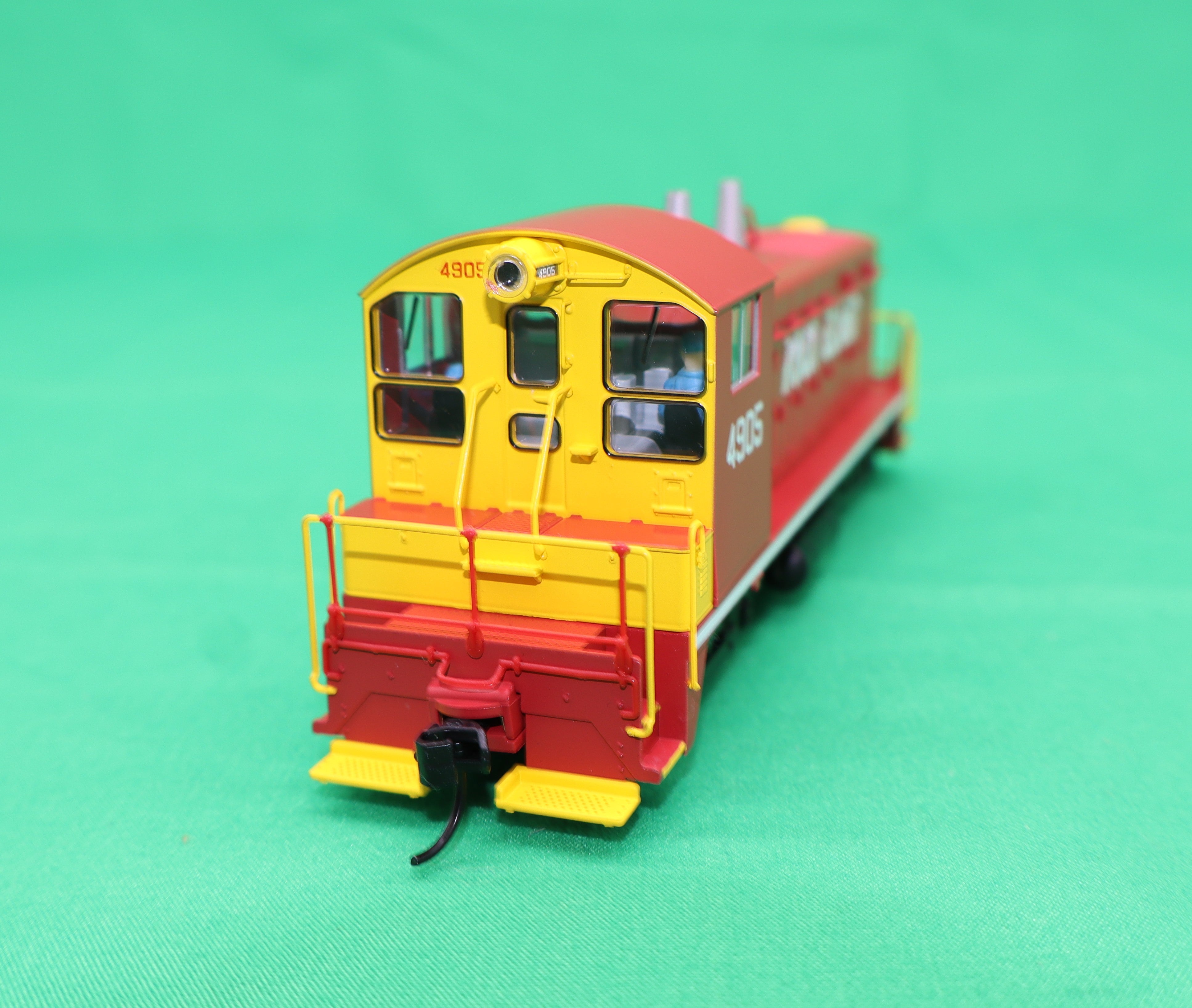 Walthers HO 910-10633 - Mainline - EMD NW2 Diesel Locomotive ”Rock Island” #4905 (Phase V)