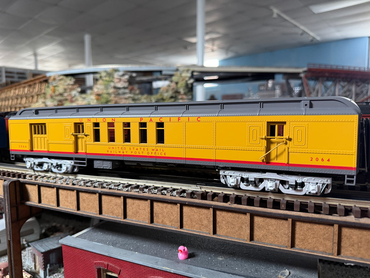 Atlas O 3001775 - Premier - Madison Heavyweight RPO Car “Union Pacific” #2064 - MrMuffin'sTrains