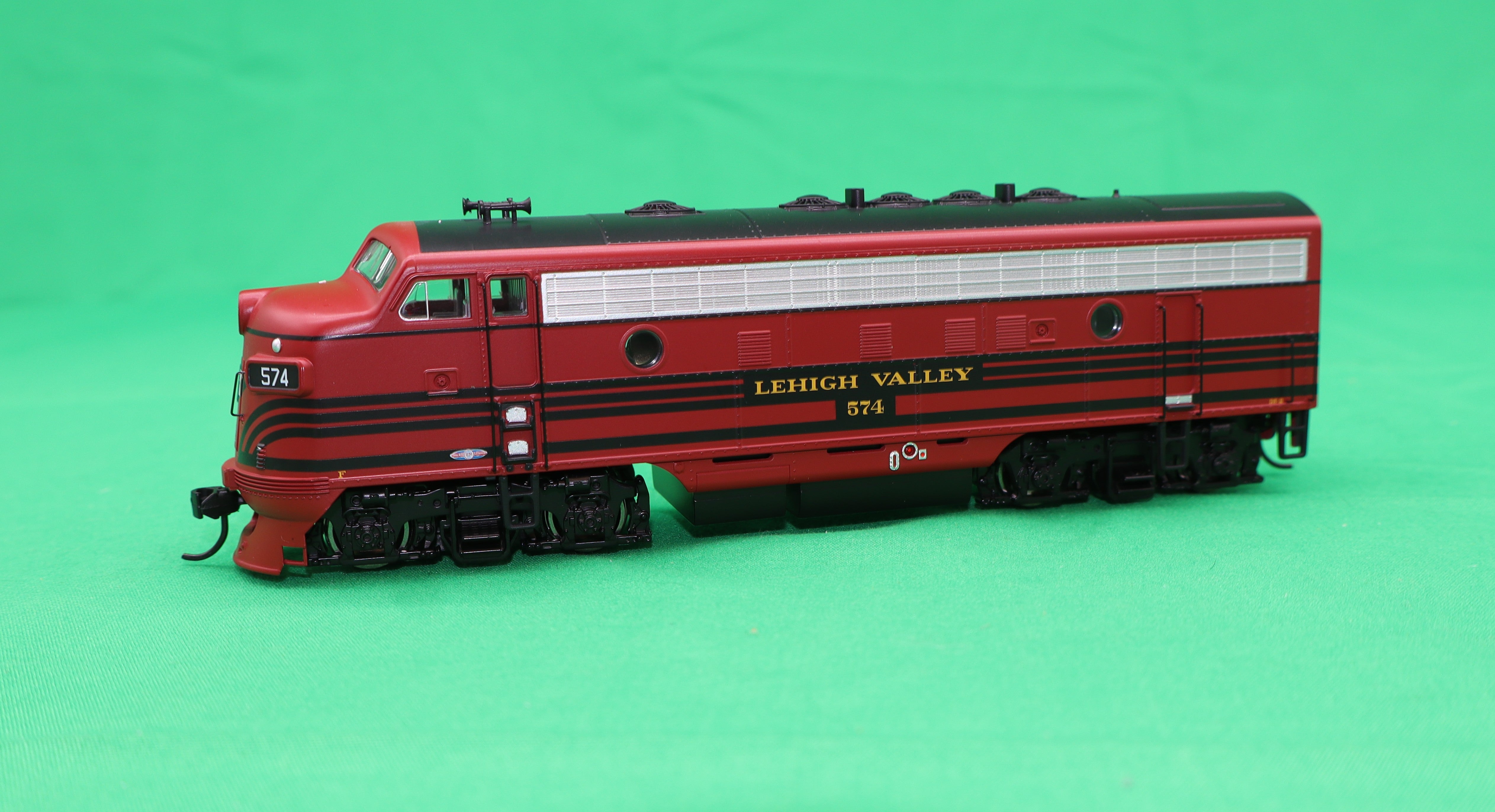Walthers HO 910-21409 - Mainline - EMD F7 Diesel Locomotive "Lehigh Valley" #572 (ESU Sound & DCC)