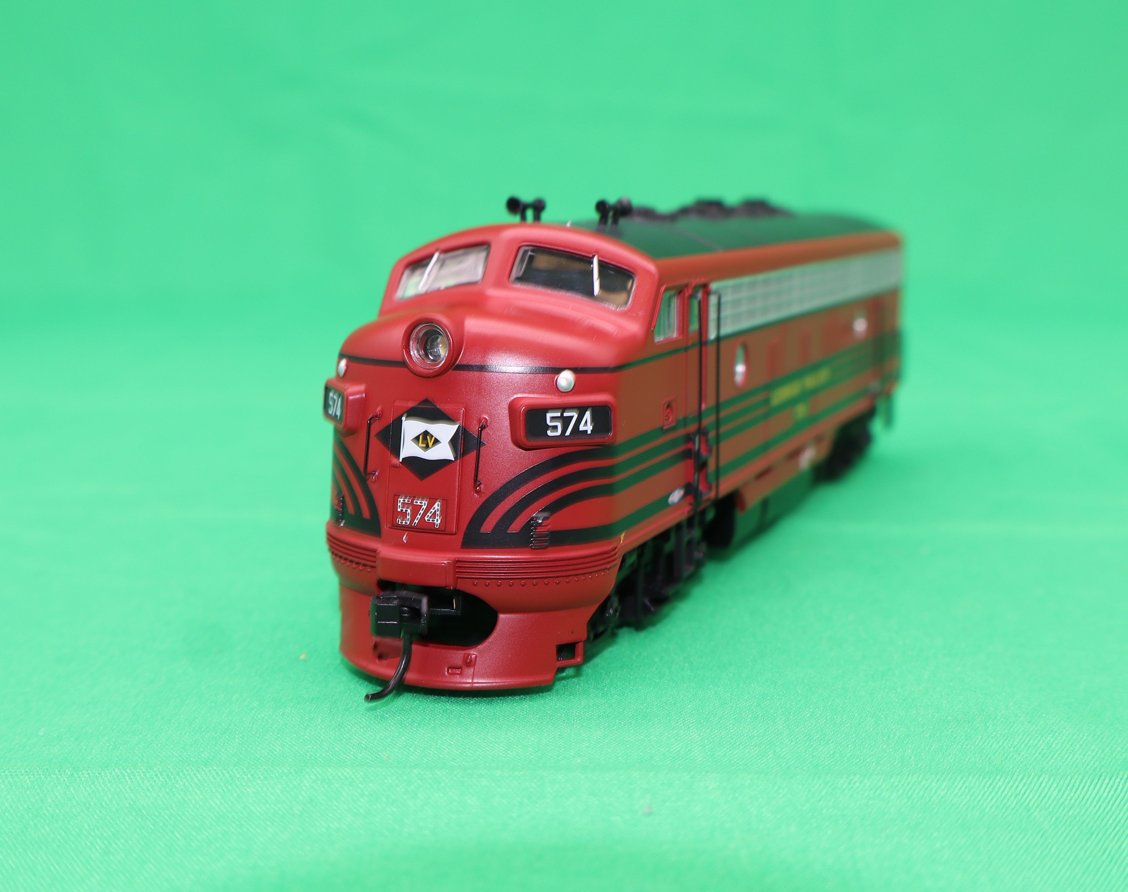 Walthers HO 910-11409 - Mainline - EMD F7 Diesel Locomotive "Lehigh Valley" #574 (Standard DC)