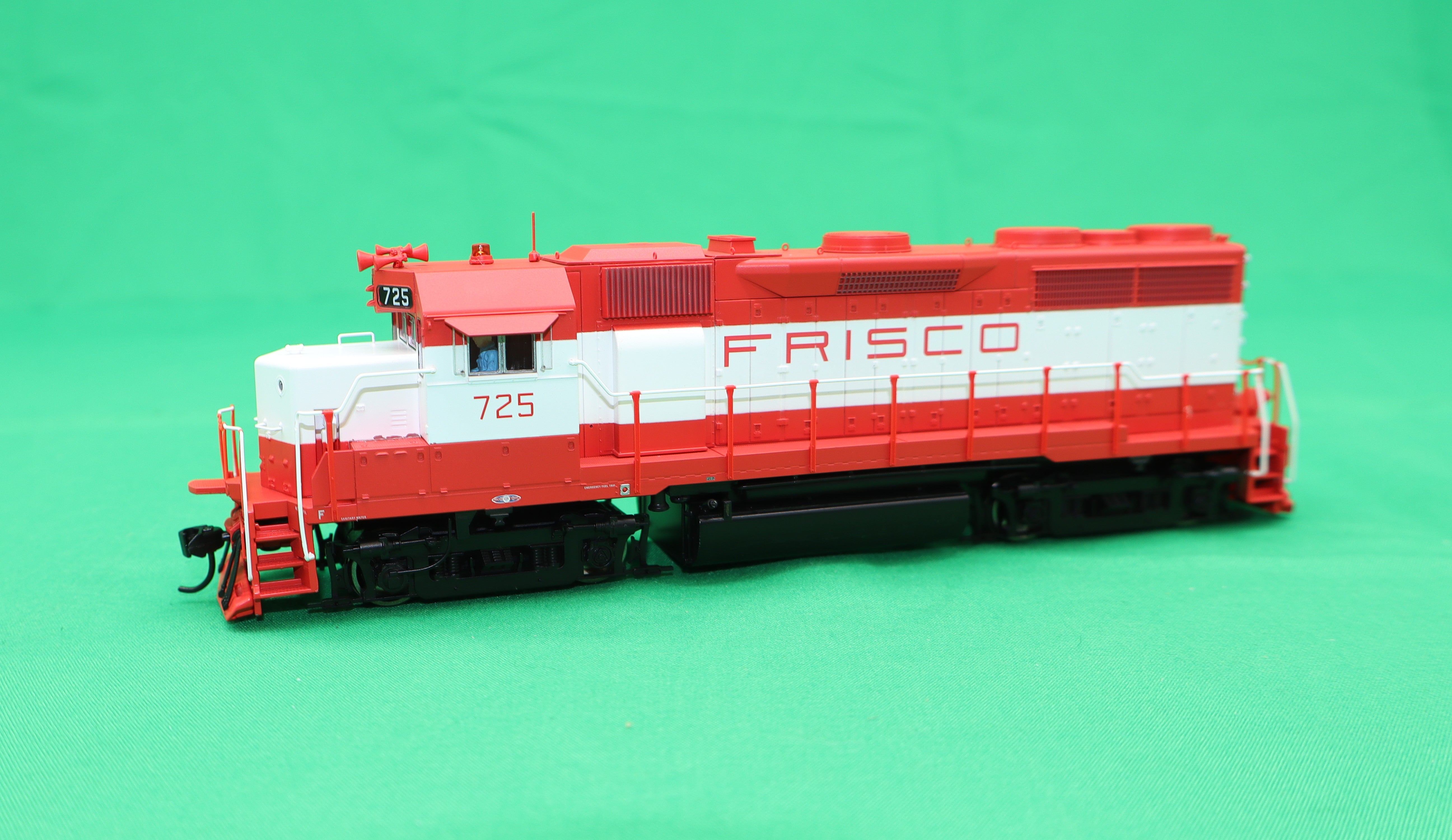 Walthers HO 920-50309 - Proto - EMD GP35 Diesel Locomotive ”St. Louis & San Francisco" #727 (Frisco) Phase II