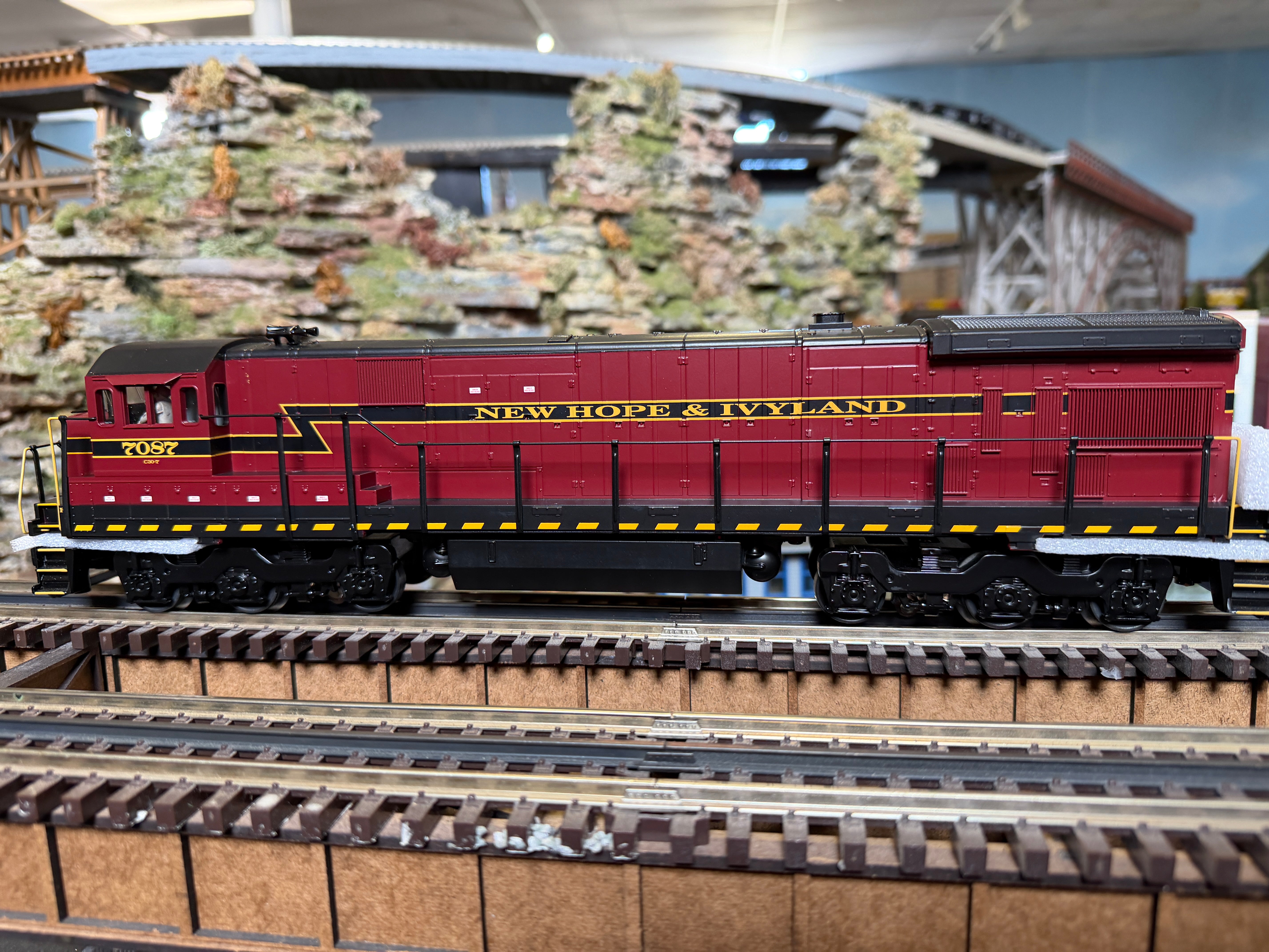 MTH 30-21271-1 C30-7 Scale Diesel "New Hope & Ivyland" with MTH 30-68281 - 60’ Streamlined Passenger Set "New Hope & Ivyland" 4-Car)