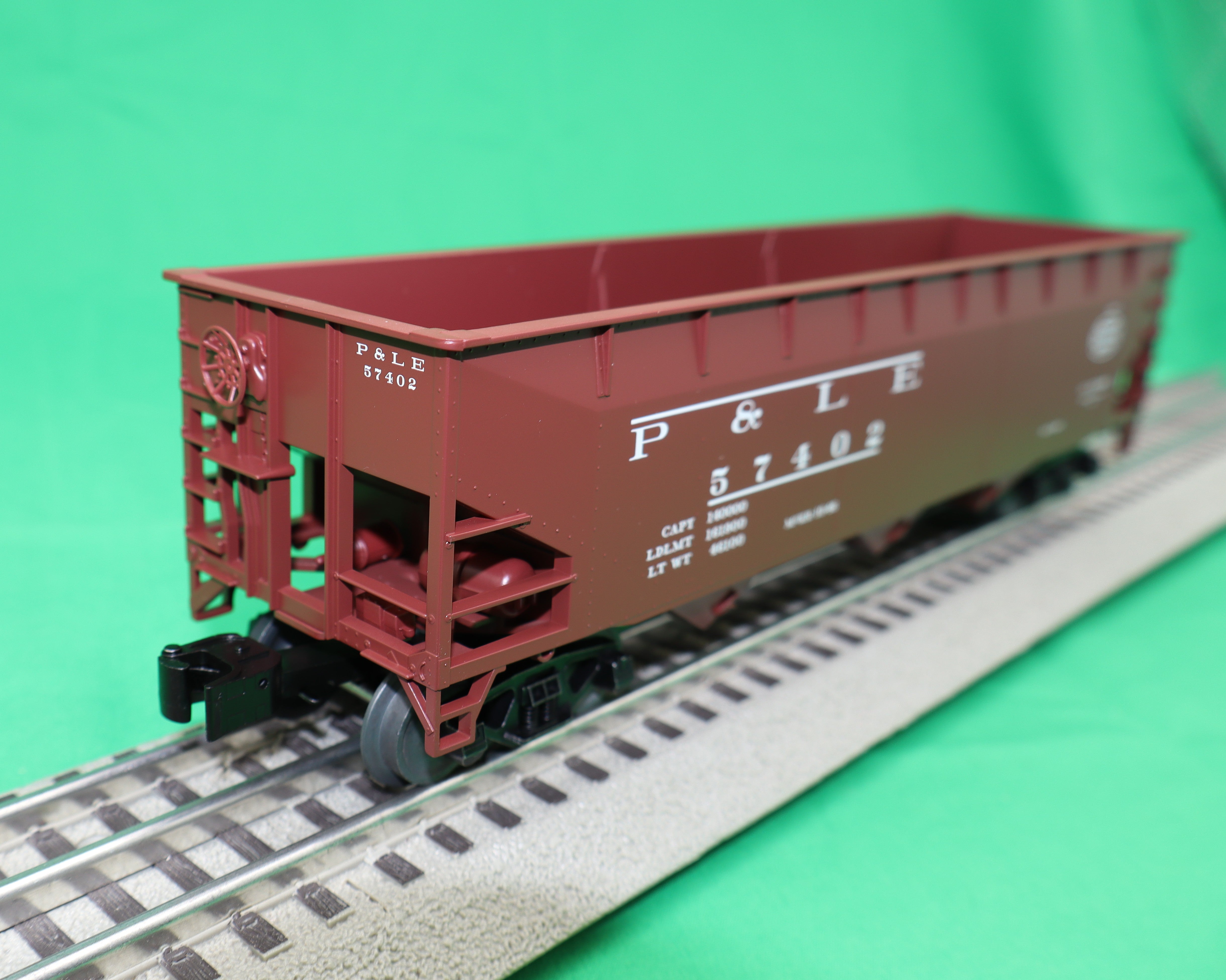 Lionel 2642189 - 3-Bay AAR Hopper Car "Pittsburgh & Lake Erie" #57402