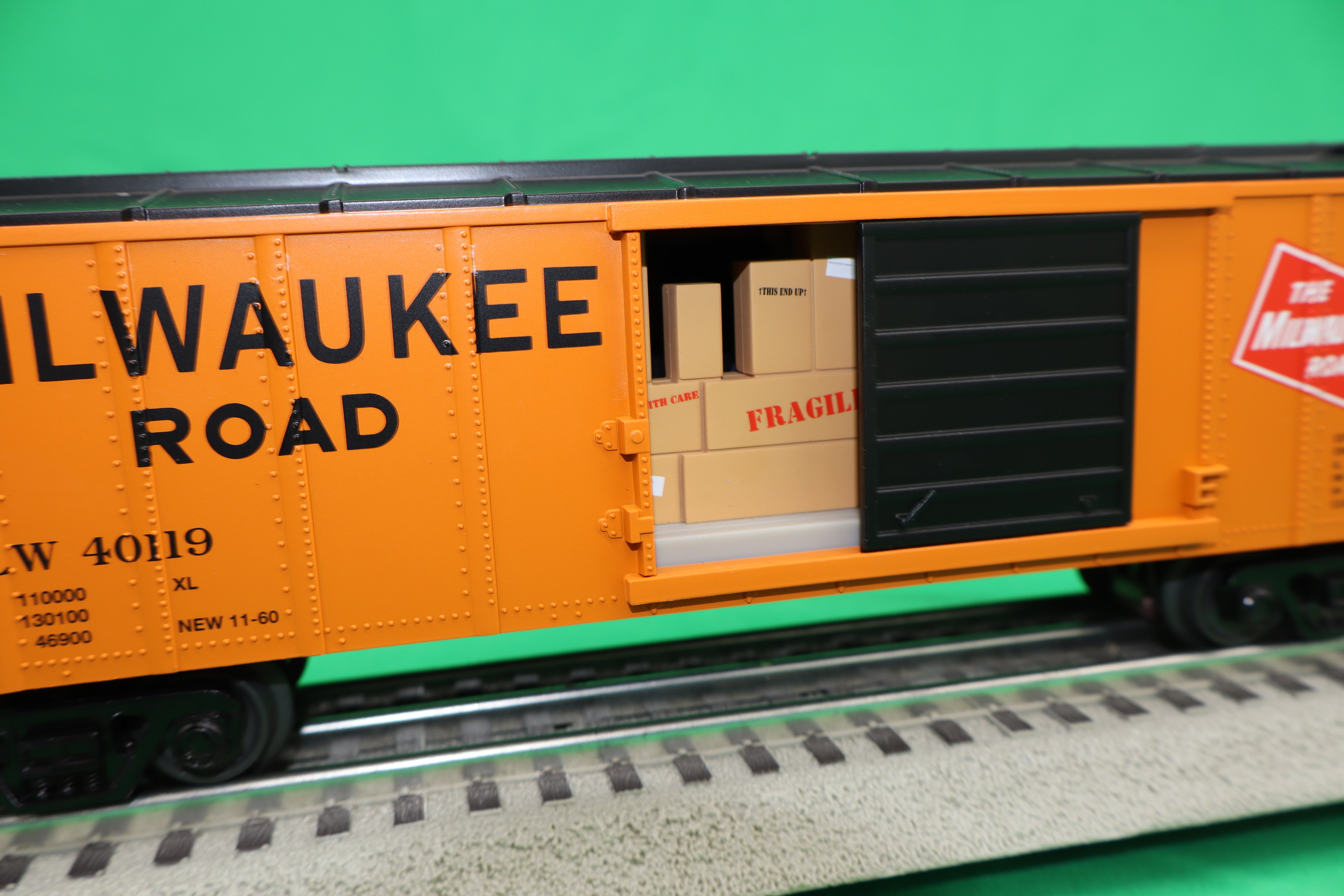 MTH 30-71241 - RailKing - Operating Box Car "Milwaukee Road" #40119 w/ Signal Man