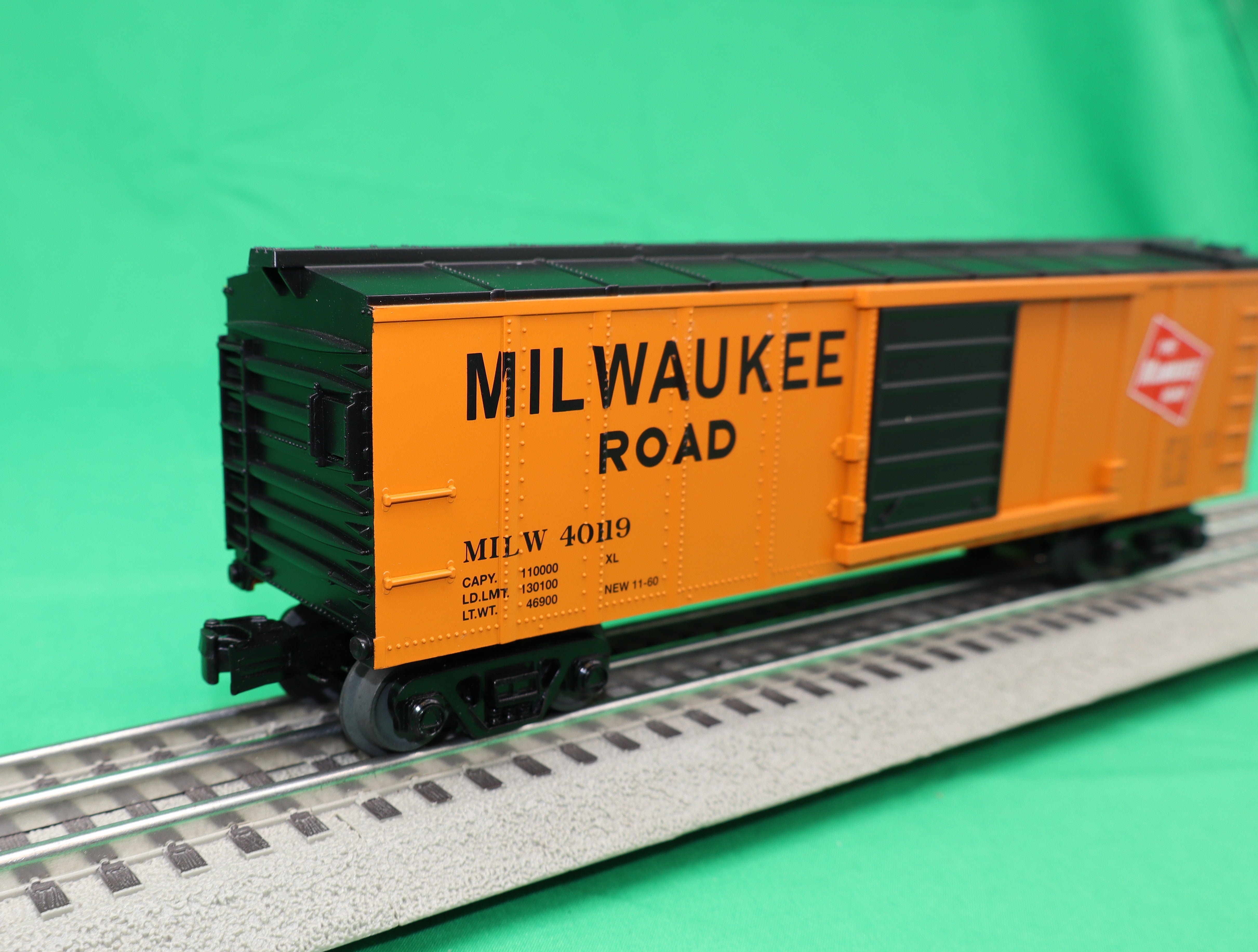 MTH 30-71241 - RailKing - Operating Box Car "Milwaukee Road" #40119 w/ Signal Man
