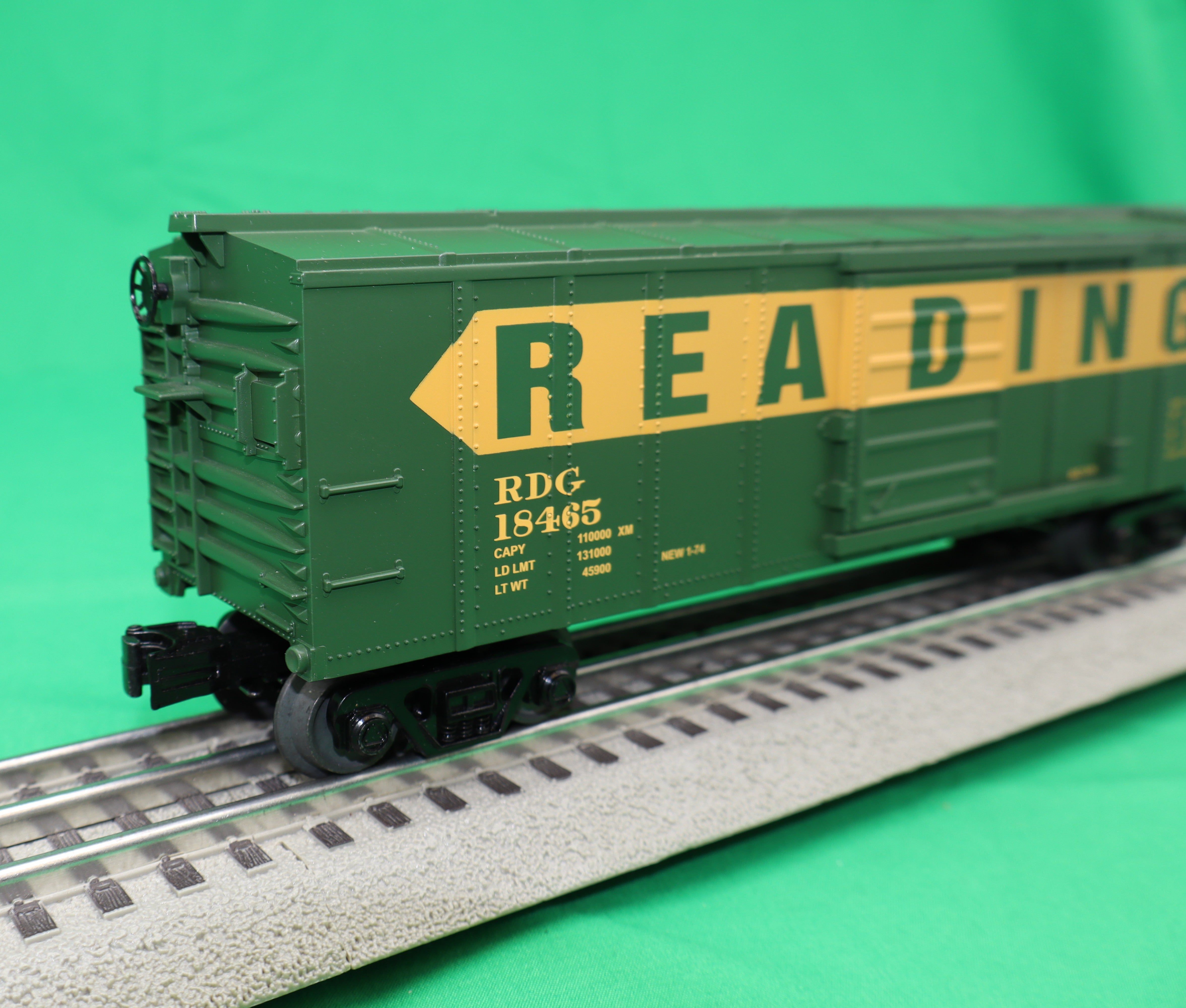 MTH 30-71239 - RailKing - Operating Box Car "Reading" #18465 w/ Signal Man