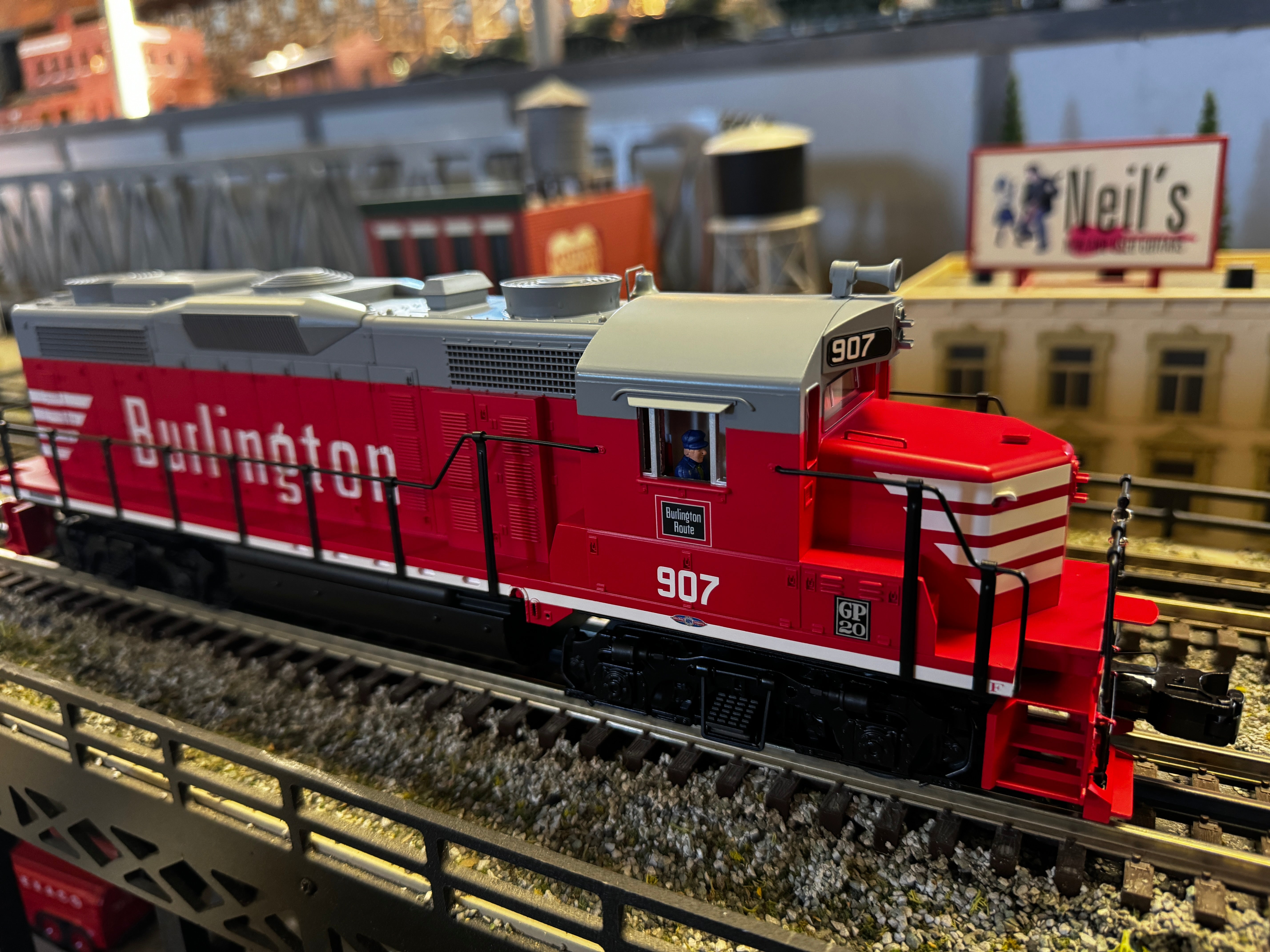 Lionel 2333561 - Legacy GP20 Diesel Locomotive "Chicago, Burlington & Quincy" #907