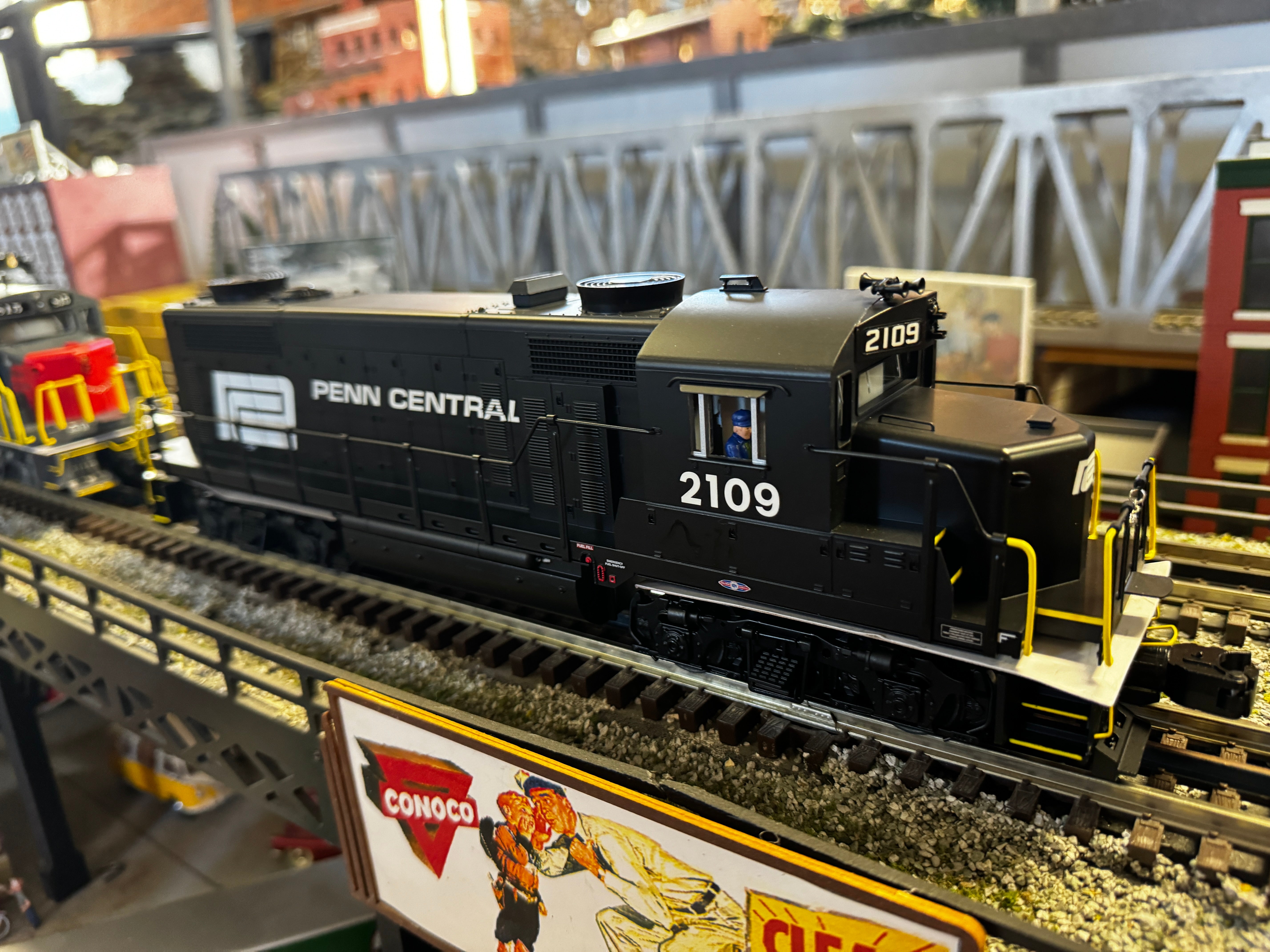 Lionel 2333582 - Legacy GP20 Diesel Locomotive "Penn Central" #2109