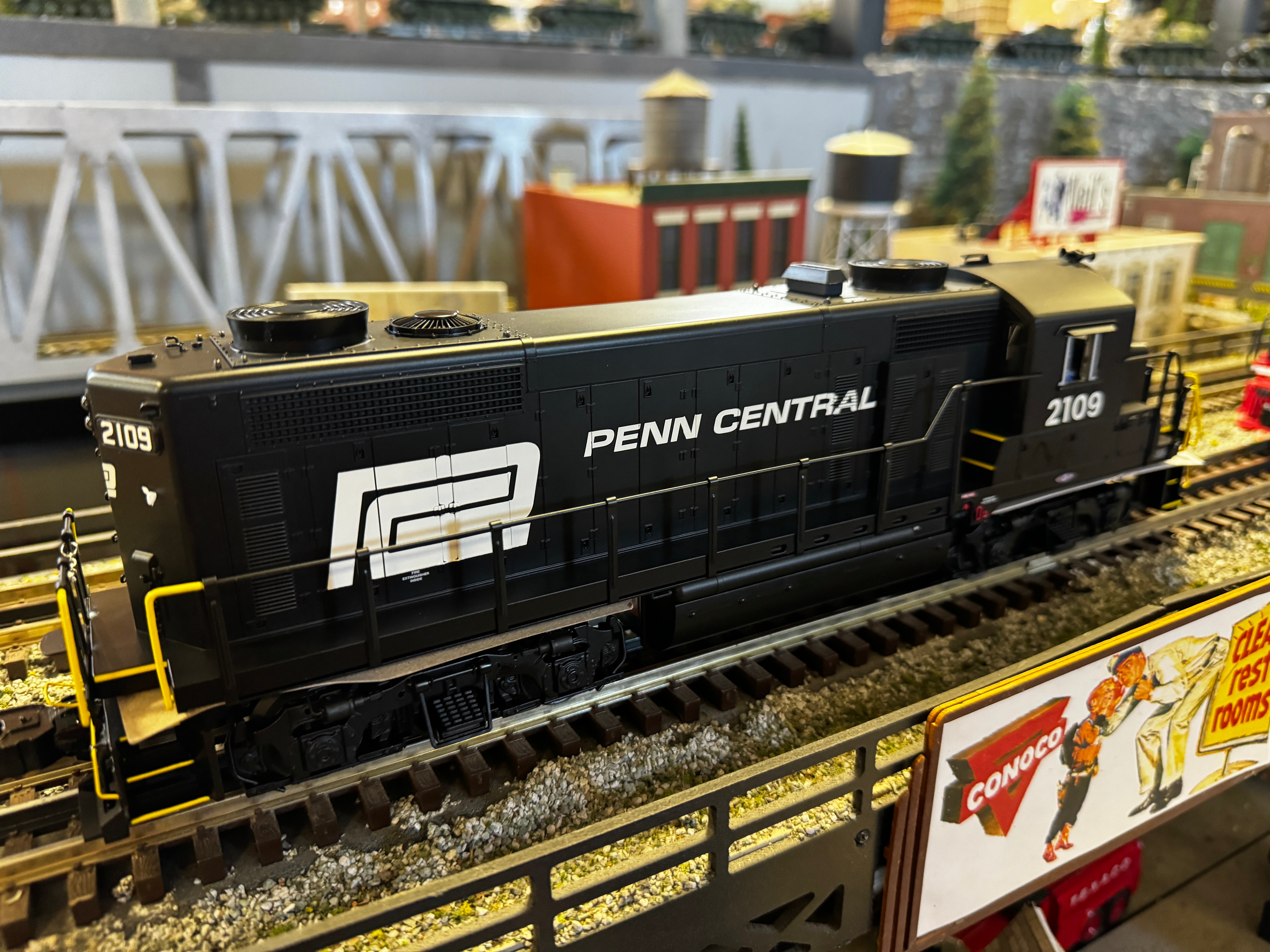 Lionel 2333581 - Legacy GP20 Diesel Locomotive "Penn Central" #2108