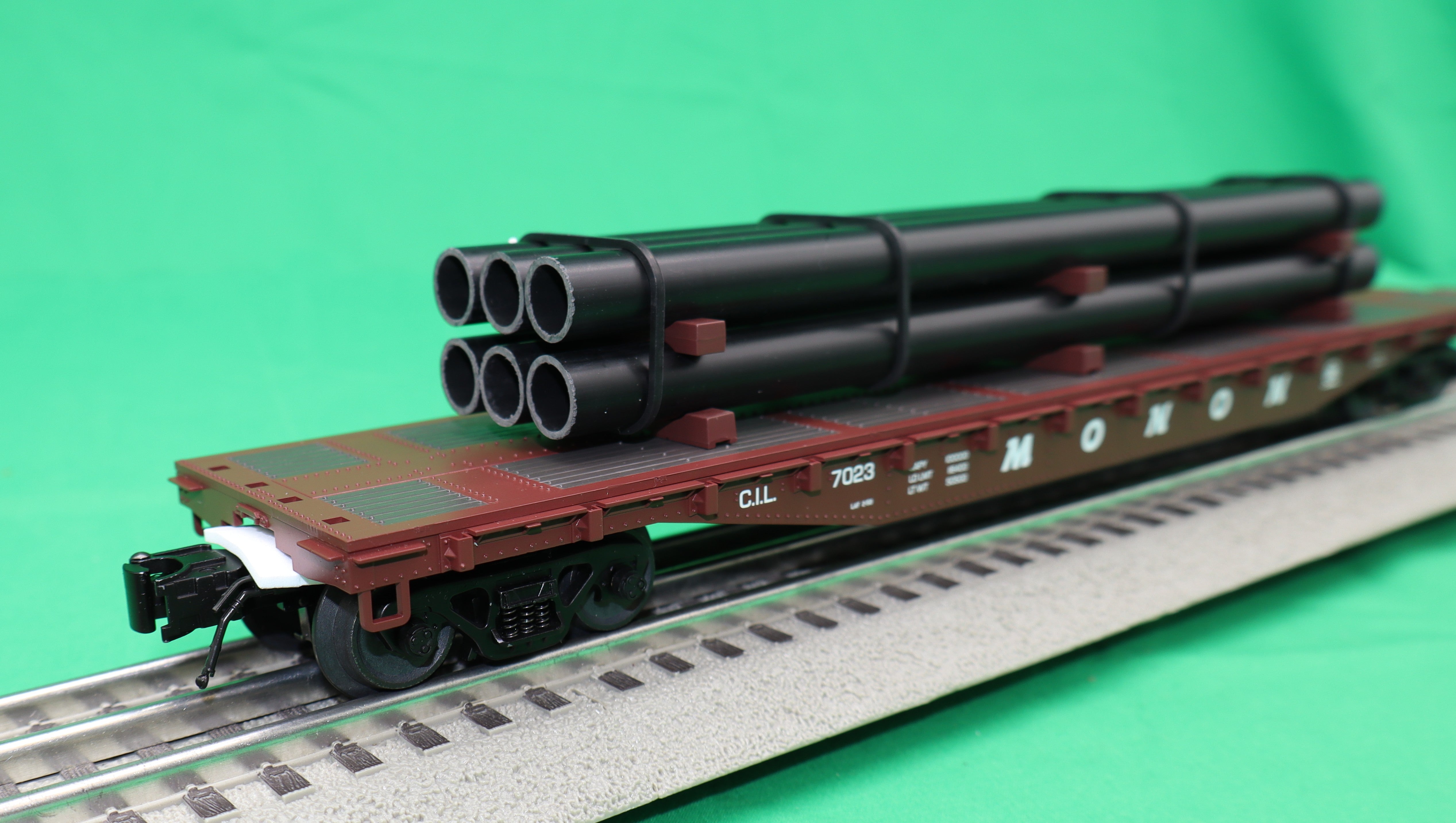 Atlas O 3001885 - Trainman - 52'6" Flat Car "Monon" w/ Pipe Load