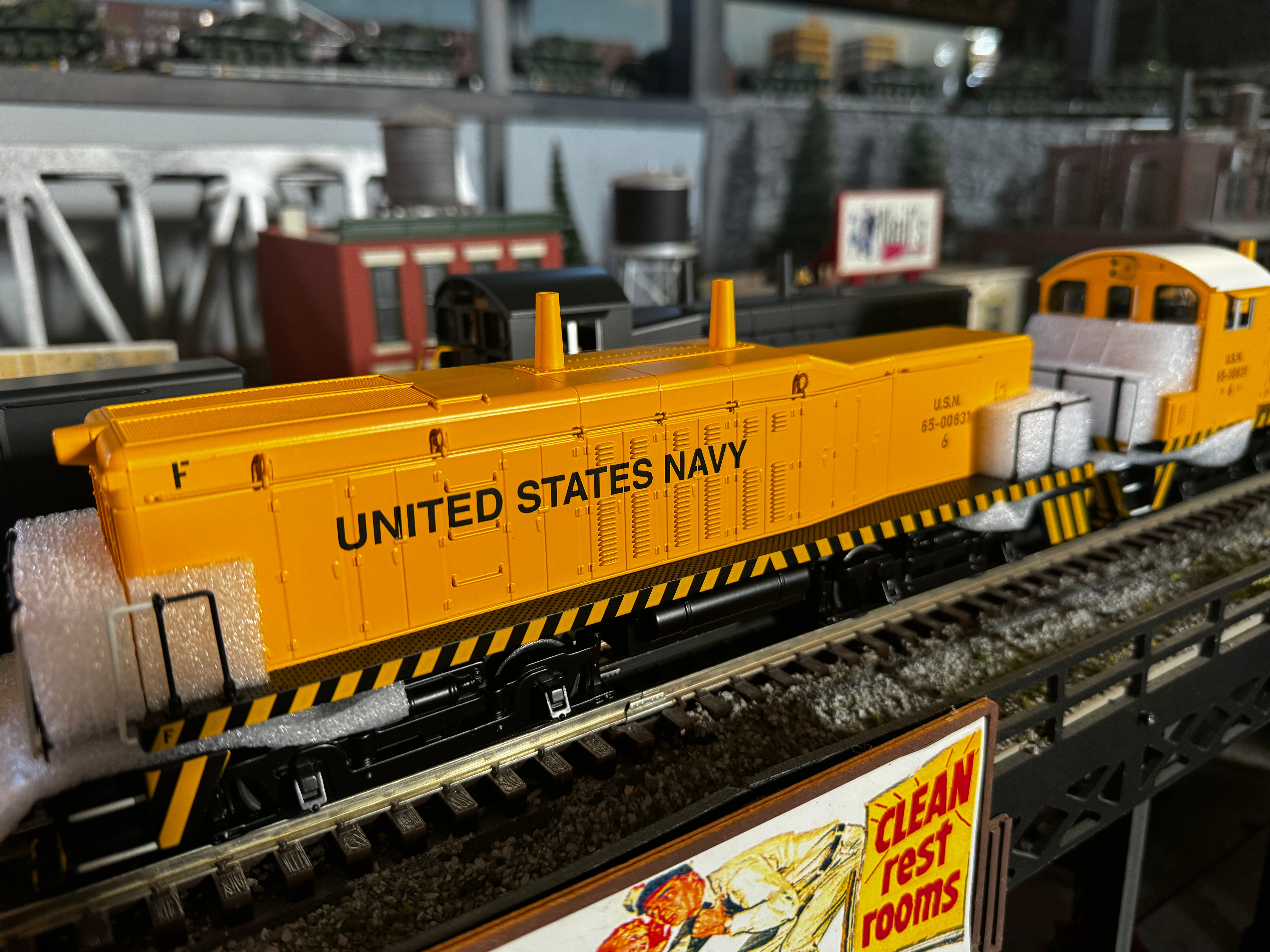 MTH 30-21016-3 - SW1200 Switcher Diesel Engine Calf "U.S. Navy" #6 (Non-Powered)