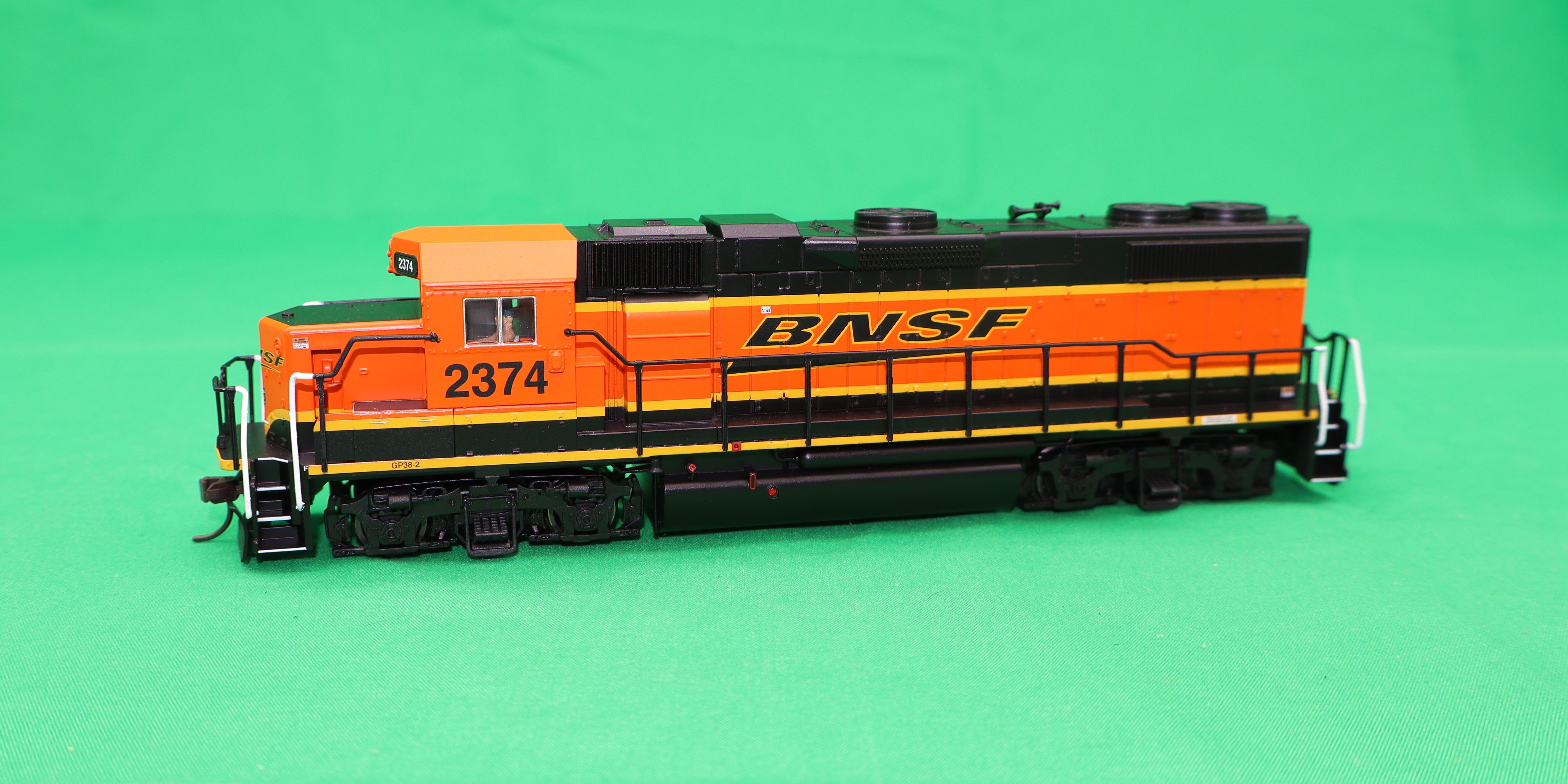 Atlas HO 10004570 - Trainman® - Gold Model -  GP38-2 Diesel Locomotive "BNSF" #2374 (H4)