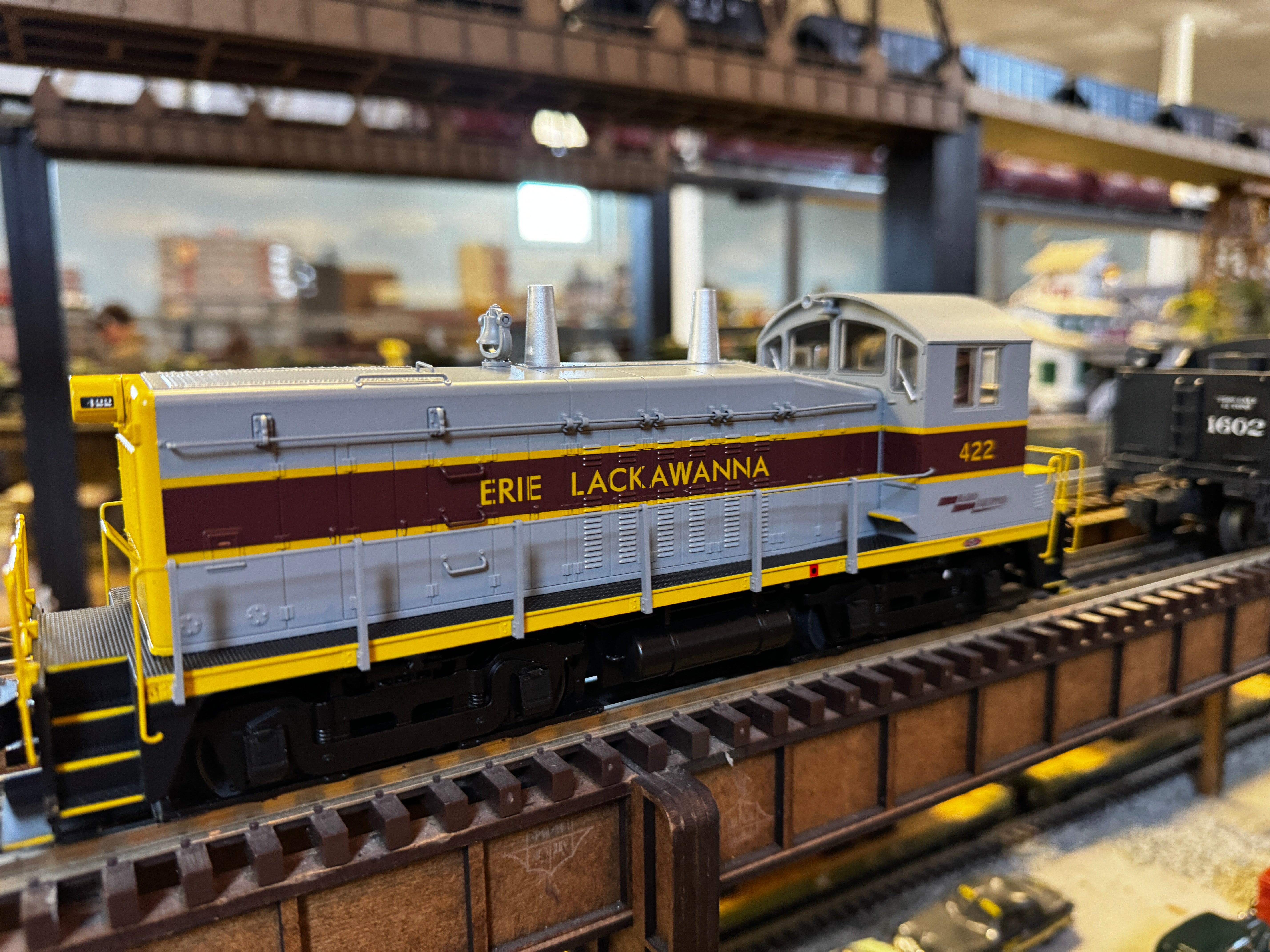 Lionel 2333780 - Legacy NW2 Diesel Locomotive "Erie Lackawanna" - Custom Run for Emery