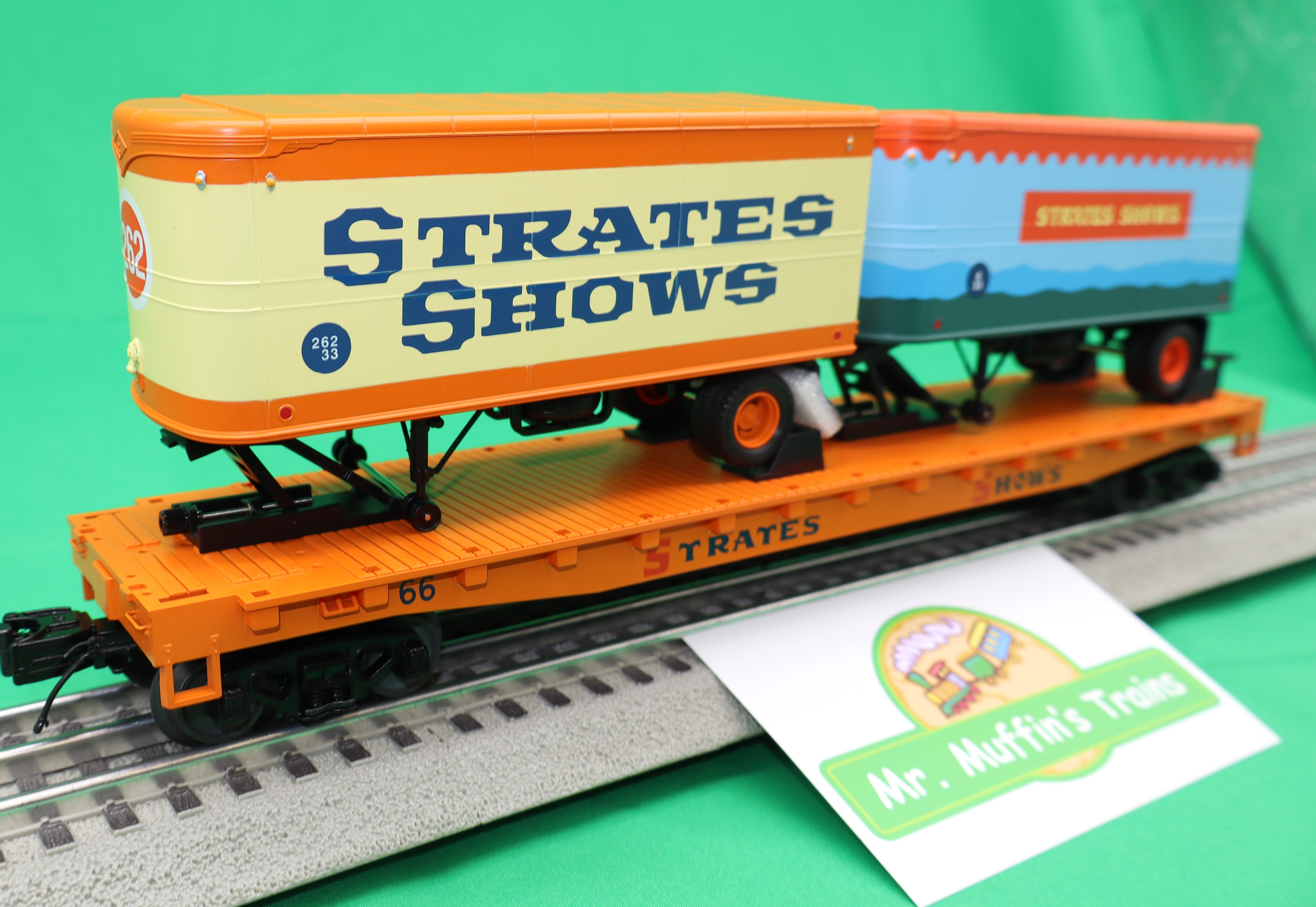 Atlas O 3002599 - Premier - Flat Car "Strates Shows" w/ 2 Trailers #66 - MrMuffin'sTrains