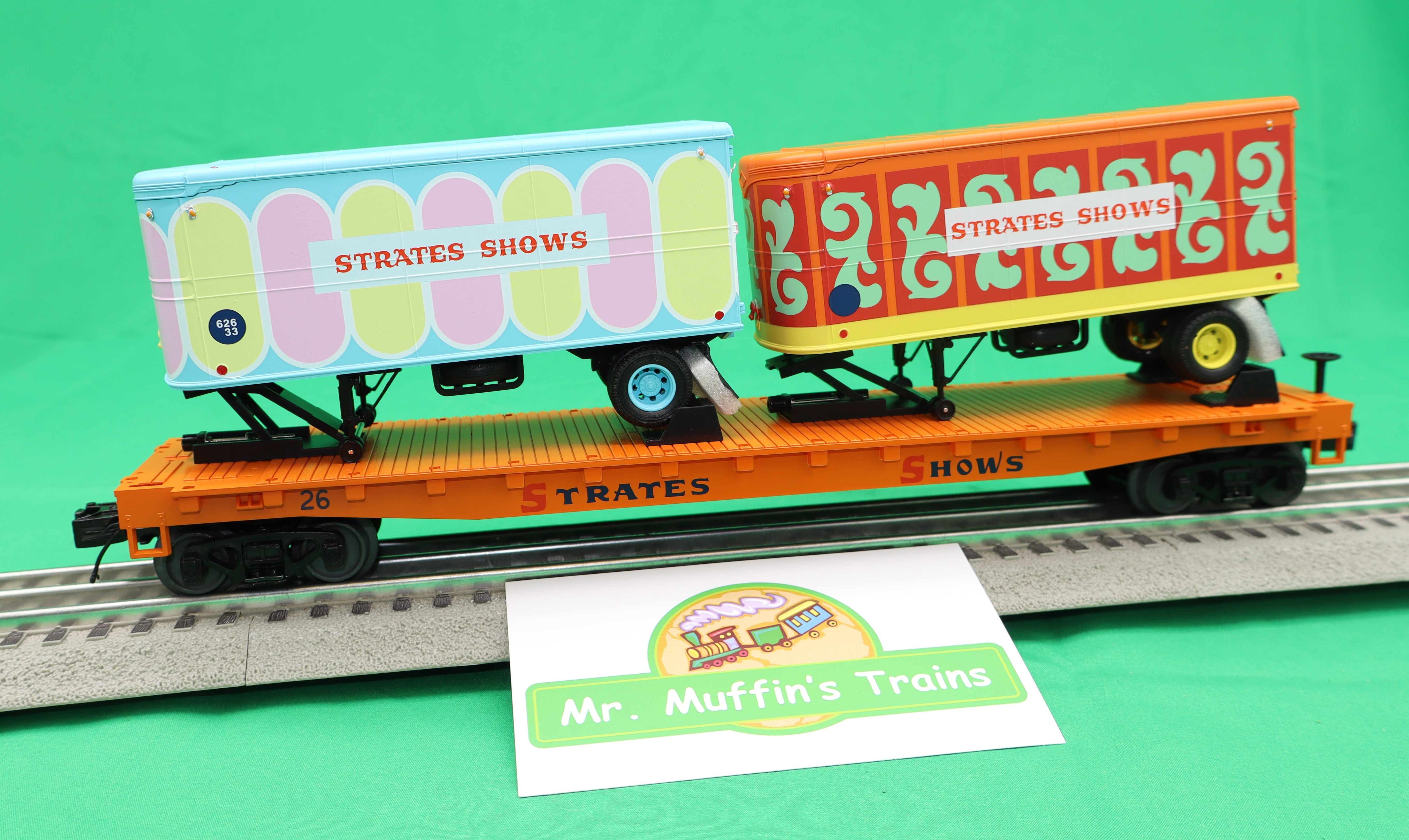 Atlas O 3002598 - Premier - Flat Car "Strates Shows" w/ 2 Trailers #26 - MrMuffin'sTrains
