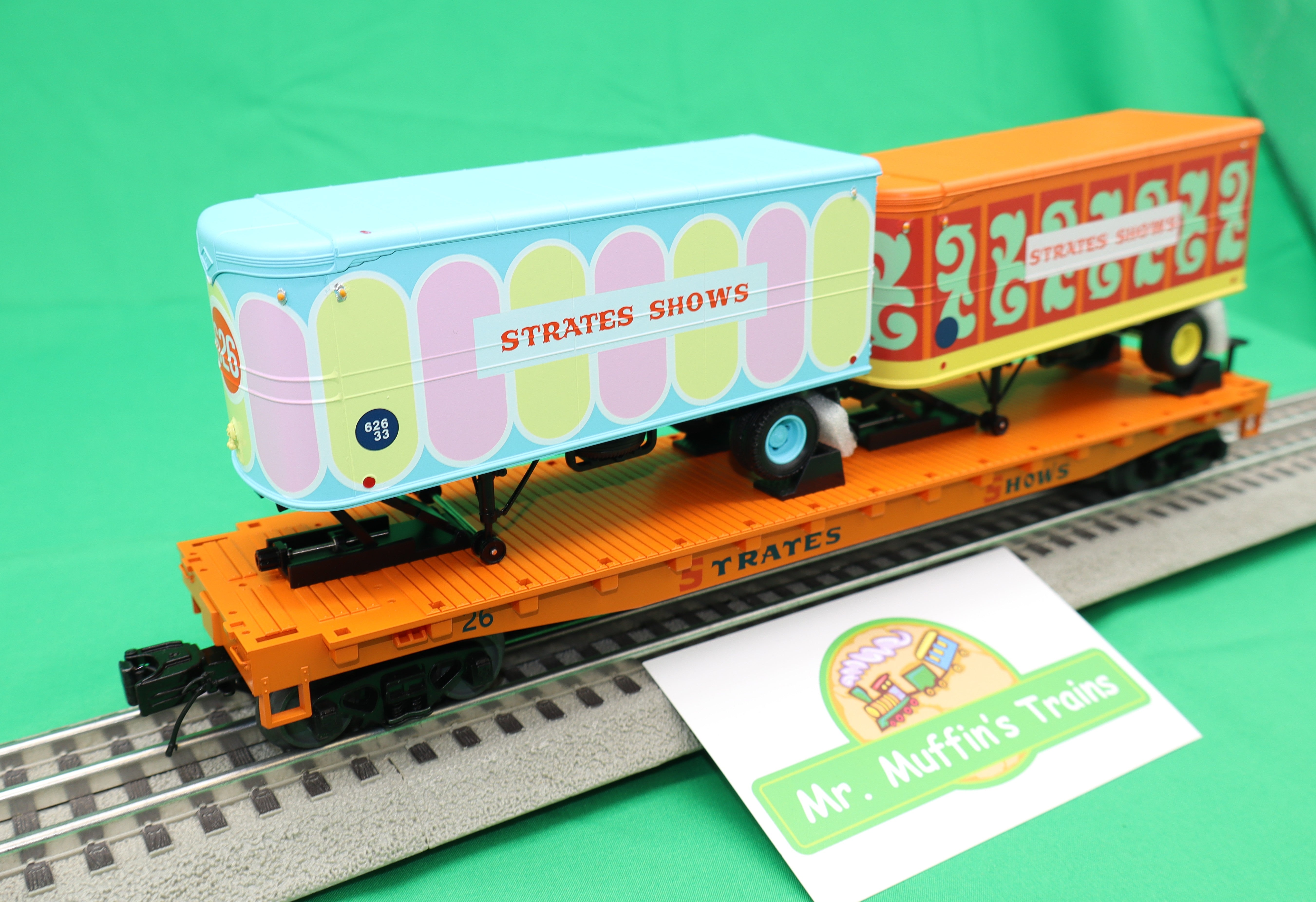 Atlas O 3002598 - Premier - Flat Car "Strates Shows" w/ 2 Trailers #26 - MrMuffin'sTrains