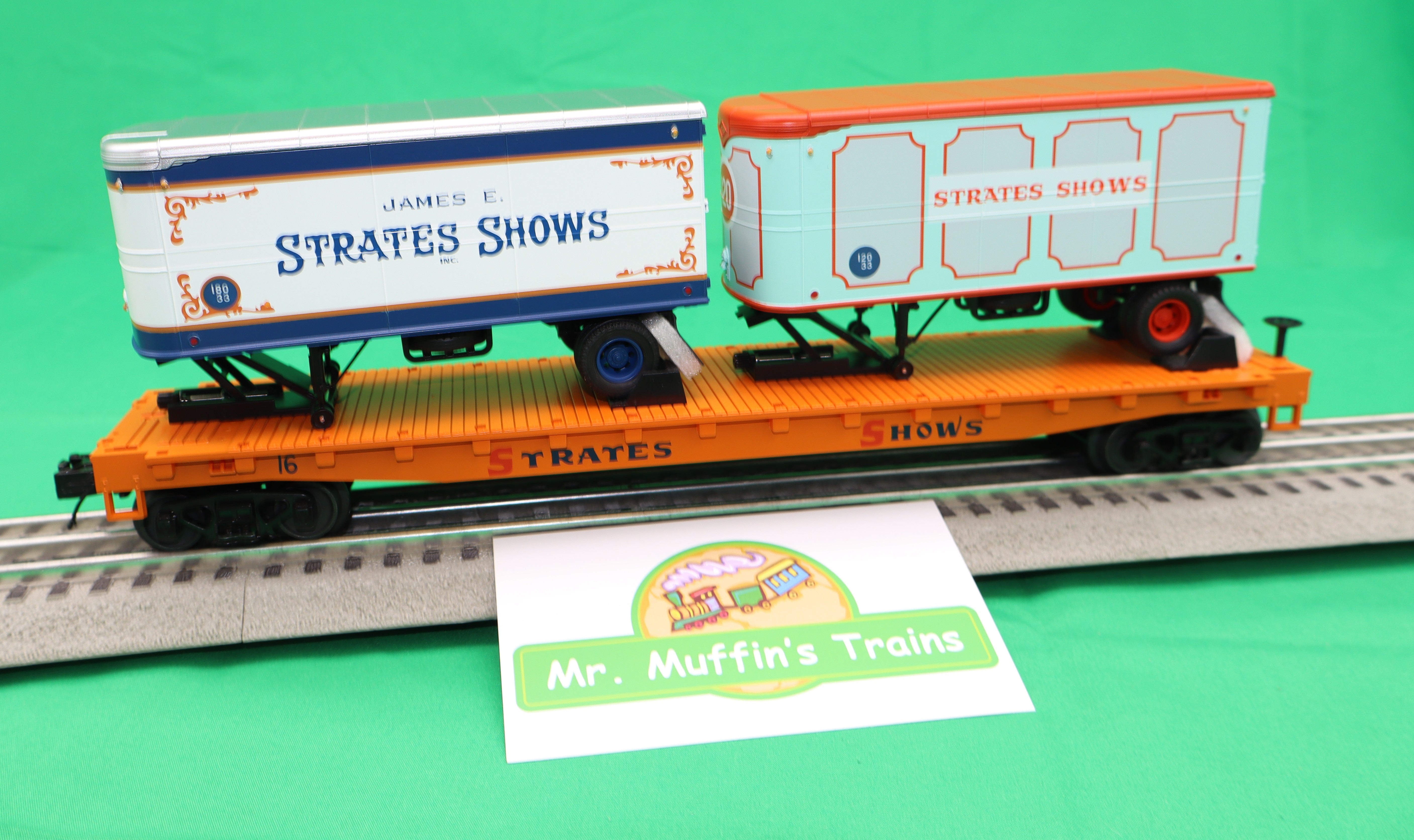 Atlas O 3002597 - Premier - Flat Car "Strates Shows" w/ 2 Trailers #16 - MrMuffin'sTrains